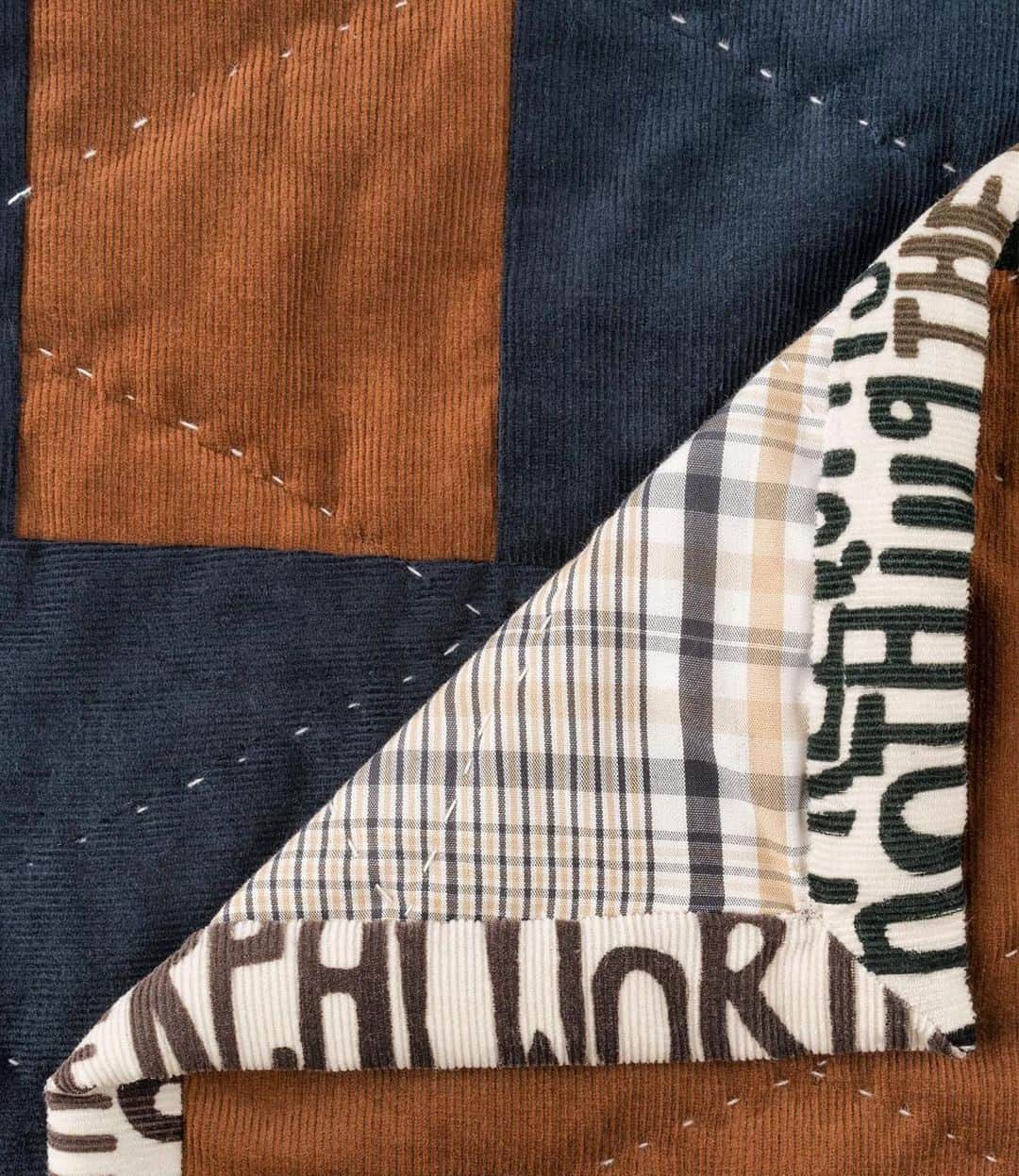 アーペーセーのインスタグラム：「Zooming into the details.   A series of close-ups of the A.P.C. x @sacaiofficial QUILTS ROUND 23 as seen on @apc_paris_community  #APCParis #APCsacai」