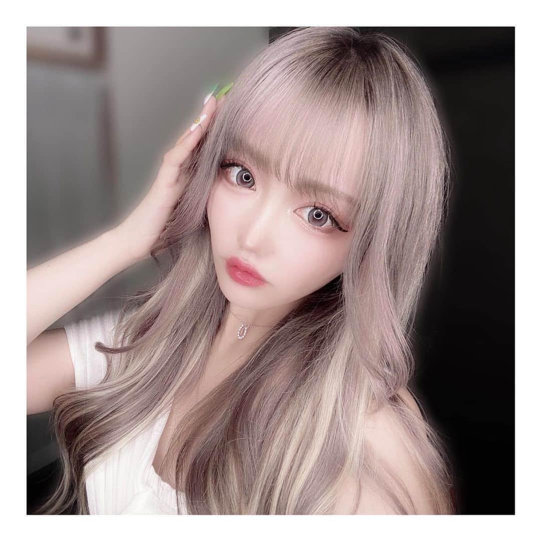 りせりのインスタグラム：「💙 New haircolor 🤍 ⁡ ⁡ ⁡ @colext_by_ivan さん行って新しい髪の毛にして来た🫶🏻 ⁡ 夏始まるし、懐かしのグレージュに👼🎶  暗くしよーと思っていってんけどやっぱりハイトーンって気分変わって急遽変更した🥹笑 ⁡ やっぱり寒色系も大好きだぁ〜😳 いつもありがとうございます！！！ ⁡ ちなみに洋服は @cherimi_official です🤍 超可愛くて愛用しまくり👼💗 ⁡ ⁡ #new #hair #color  @rsr_0717  #new #hair #color #髪色 #可愛い #お洒落 #お気に入り #夏 #ファッション #コーディネート #ヘアアレンジ #巻き髪 #おすすめ #レイヤーカット #cute #summer #fashion #coordinate #hairarrange #curlhair #layercut #instagram #instagood」