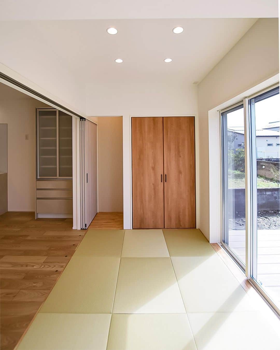 東洋ホームさんのインスタグラム写真 - (東洋ホームInstagram)「🏠 扉で仕切れるリビング横の畳スペース。  しっかりとデッキからの光を取り込めます。  #リビング #畳スペース #和室 #デッキ #琉球畳  * 家づくりから、暮らしづくりへ。 宮崎県で40年お家づくりをしている #東洋ホーム です。 いいね！やフォローが励みになります！ * ご質問や資料請求のご希望があればDMにてお気軽にお問い合わせくださいね🙆‍♀️✉️  ——————————————— ＼東洋ホーム 公式YouTube始めました／ YouTubeにて【東洋ホーム】と検索！ 人気の平屋ルームツアーは必見 気軽にみられるショート動画も多数投稿中◎ ——————————————— ↓施工事例＆最新情報はHPにて↓ @toyohome_miyazaki プロフィールのリンクよりチェック ———————————————  #東洋ホーム #宮崎工務店 #toyohome  #東洋ホーム宮崎 #注文住宅 #マイホーム #マイホーム計画中 #施工事例 #おしゃれな家 #おしゃれな外観 #おしゃれな部屋」7月6日 19時10分 - toyohome_miyazaki