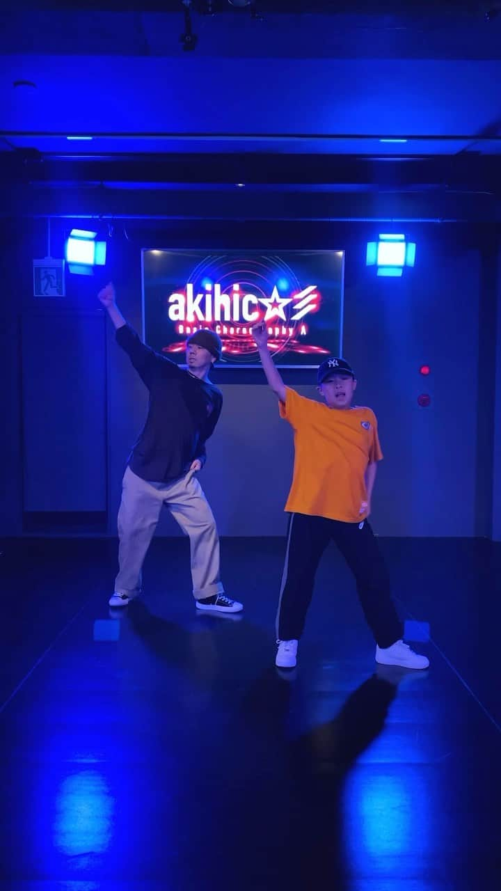 akihicのインスタグラム：「ー STUDIO INHERIT ー  Basic Choreography ＂A＂  レッスン終わりに、10歳のShuNと踊りました🔥 スタジオの短冊に書いてあったお願い事は、 『akihic☆彡さんになれますように…』でした。 俺の願い事は、 『いつかShuNとショーができます様に…』😊🎋 その日が来ることを願って 頑張ってダンス教えていきたいと思います👍✨  受けてくれたみんなもありがとう❤️‍🔥  #music #dance #lesson #freestyle #studioinherit #shibuya #dancereels」