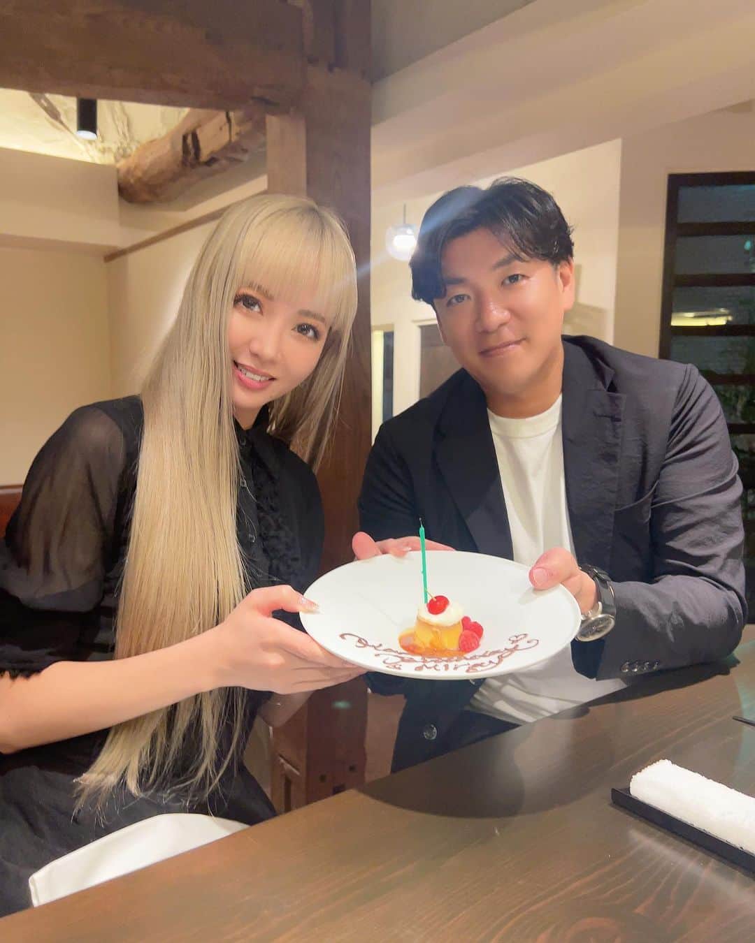 mirayのインスタグラム：「ついにこの日がやってきた…  40代ーーーっ!!!!😱🤣  昨日40歳のお誕生日を迎えました❤️‍🔥  これから年齢書く時に4から始まるのかw  複雑な気持ちだが スーパーハッピーに迎えられて とっても幸せです😍🙏🩷  当日は旦那さんが見つけてくれたオープンされたばかりのフレンチのお店へ🍽️ @kino_yoyogi  美味しすぎて次のpostで😍  いつも1番に考えてくれて 毎日天然発揮で爆笑させてくれて 本当にありがとう🥹💓  旦那さんや家族、親友、 周りの皆様のおかげで 39歳も最高でした!!!  特に初めてのワンマンライブが出来たのは 本当に嬉しかった!!!😭🙏  この一年も500%で生き抜きたいと思います😆✊ (漫画占いで500%と書かれてたw)  最近特に言葉や行動が相手にどう伝わるか 大事やなぁーと思います  周りの大切な人達を傷つけたりする事がないように ちゃんと考えて優しさと思いやりをもって丁寧に接していこうと思います🙏  (嫌な人には全力で噛みつきますけどw)  年齢だけ大人で未熟者ですが 皆様これからもよろしくお願いいたします☺️✨  darling一生2人で仲睦まじい夫婦でいようね😘🩷 よろしく頼むよ〜😋  パパママ産んでくれてありがとう❣️❣️  HAPPY BIRTHDAY TO ME🧡🩷🩵  #19830705 #お誕生日 #猪年 #40代 #40歳」