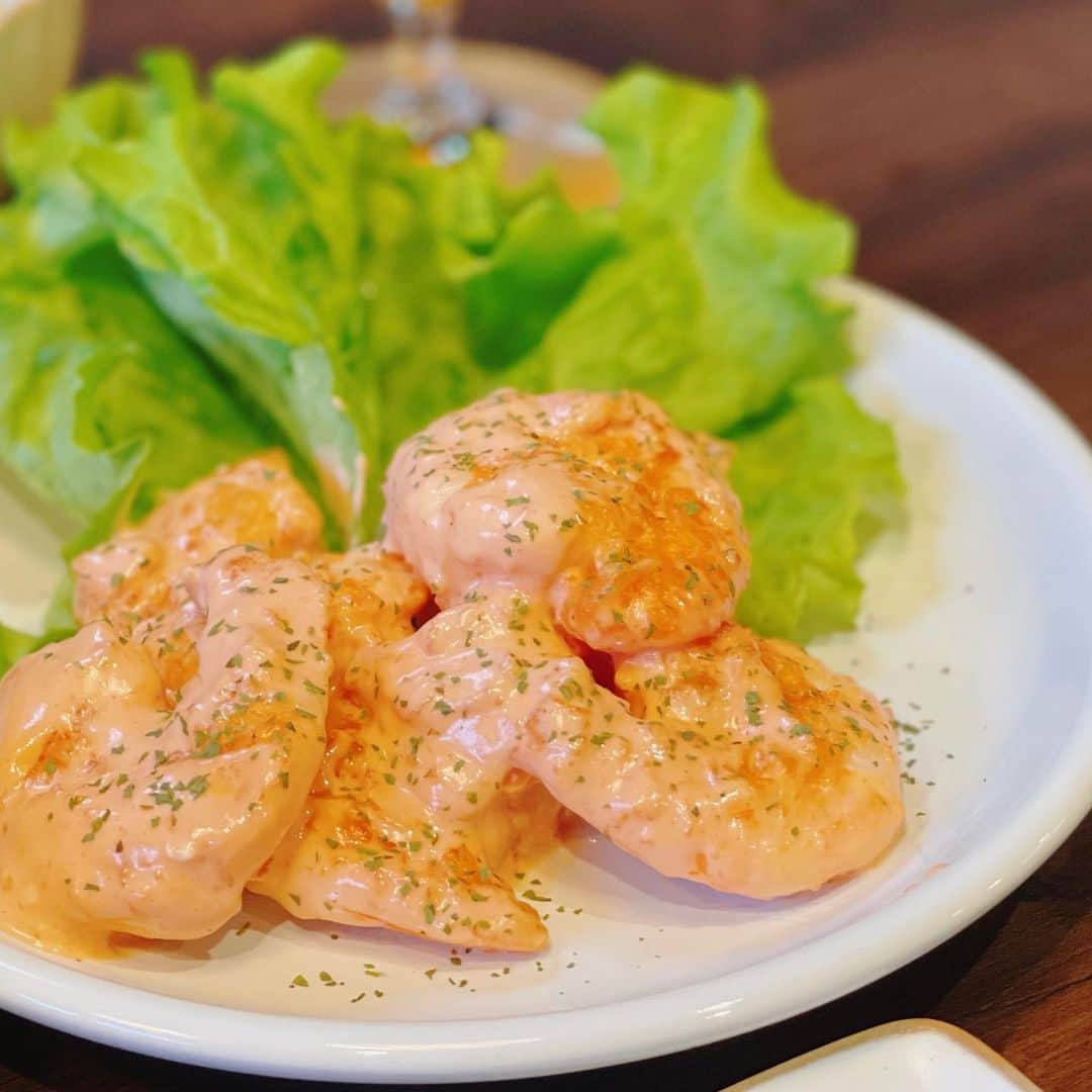 ゆうきさんのインスタグラム写真 - (ゆうきInstagram)「夏野菜たっぷり、おつまみ献立🍻 メインは、ししとうの肉巻き。 照り焼きにして、ご飯が進む逸品🍚  スライス肉で巻きますが、 程よく厚みがあるお肉で、食べ応えが出ました！  あとは、エビのオーロラソースと。 白滝のガリたら炒めも、我ながらハマりました😋👍  ✏︎レシピ⬇︎ 〜ししとうの豚肉巻き照り焼き〜 【材料（2〜3人分）】 ・豚肩ローススライス肉……5枚（130〜150gほど） ・ししとう……10本 ・薄力粉……適量 ・サラダ油……大さじ1杯 ・粗挽き黒胡椒……適量 a.酒……大さじ2杯 a.しょうゆ……小さじ2杯 a.本みりん……大さじ1杯  【作り方】 1. 豚肉は縦半分に切り10枚にして、ししとうに巻いていく。同じものを10個作ったら、全体に薄力粉をまぶす。  2. 中火で温めたフライパンにサラダ油を入れ全体に回し、1を巻き終わりを下にして並べる。転がしながら焼き、全面焼き色が付いたら（a）を入れて蓋をして中弱火で2分ほど蒸す。  3. 蓋を開け、火を強めて煮詰める。汁気がなくなり、照りが出たら器に盛り付けて、粗挽き黒胡椒をかけて完成。 ・ ・ ・ ✏︎レシピ⬇︎ 〜白滝のガリたら炒め〜 【材料（2人分）】 ・白滝……250g → 2分ほど茹でてザルにあけ、水気をきり、食べやすく切る ・塩……適量 ・粗挽き黒胡椒……適量 a.オリーブオイル……大さじ2杯 a.にんにく……1かけ → 芽を取り、みじん切りにする b.明太子……1腹（30〜40g）→ 皮から取り出す b.白だし……小さじ1杯  【作り方】 1. フライパンに（a）を入れて中火で温め、炒める。香りがたったら白滝を入れて炒める。  2. 2分ほど炒めたら（b）を加えて炒め合わせ、塩で味を整える。器に盛り付けて粗挽き黒胡椒をかけて完成。 ・ ・ ・  #おうちごはん#晩ごはん#夜ご飯#夕食#献立#レシピ#簡単レシピ#おうち居酒屋#おつまみ#マカロニメイト#晩酌#フーディーテーブル #夏野菜#野菜 #dinner#japanesefood#foodpic」7月6日 19時13分 - yuukitohikari