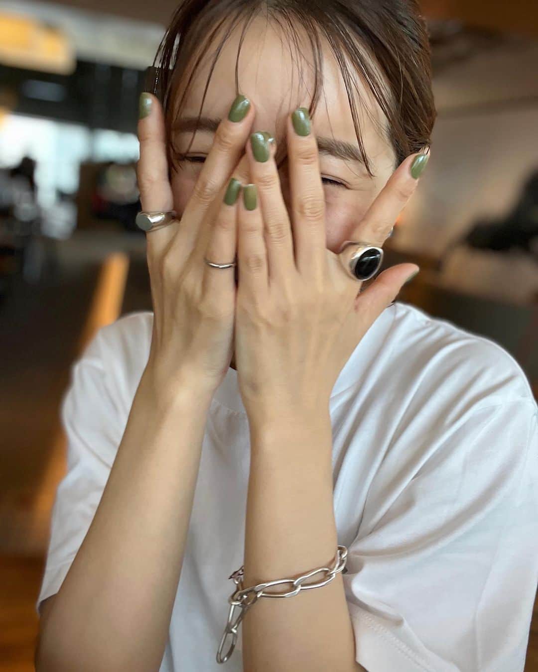 猪鼻ちひろさんのインスタグラム写真 - (猪鼻ちひろInstagram)「😎🤪🤣☺️🤔(いつもより #マット肌 ) 以前も載せた推し医者 @blinc_yanagawa が 新しく渋谷にサロンをオープンしたということで、行ってきました！ 8枚目の動画にあるように、もんのすごいお花で埋め尽くされてて、各方面から慕われてるのだなぁと。  #ちひろの美容  今回は誰にも気付かれない ほんの少し時を戻すヒアルロン酸(と勝手に呼んでいる)を ずっと前から凹んでいる右側の頬に入れてもらいました🥹  6枚目、beforeなのですが写真だと飛んで分からないので、 解説をすると、ペンで描かれてるところの4箇所に少しずつ🤏  (ナチュラルに、でも凹みは治したい！とお任せで入れたよ◎ このアドバイスが常に的確なのと、 不必要なことはしなくていいって教えてくれるのもいい！ あと話し方が穏やかで、すごくいい！笑)  ヒアルロン酸というと、パンパンになりがちで 不自然さを感じて抵抗がある方も多いかなと思うのですが (わかる〜)  私個人的にはどこかを膨らませるというより、 左右差があるところや痩けてしまったところに ほんの少し入れるという使い方をするのがいいと思っていて。  ナチュラル派のひとにもオススメできるなぁと📝メモ  一番気になっていたのは右頬。 シミ(肝斑？)もあるので色みも治ったらなぁ〜 と思ってるのですが、 頬以外で @blinc_yanagawa が印をつけてくれたところは たしかに若干影になりやすい場所だったので "さっすが〜"の一言でした👏  気付かれない程度なら必要ないのでは… と思う方もいるかと思うのですが  ✔️写真をいつ撮ってもそこだけ影になる場所があり コンシーラーで直されることが多く面倒と思っていた ✔️痩けてしまった部分はほんの少し時を戻したい  という気持ちで。完全なる自己満ですが、 本当にやってよかったー！！！  ニキビ跡とか、シワ対策についても ちょこちょこ相談させてもらおうと思います。 (ポテンツァが今は気になってる)  やな先生、改めておめでとうございます🐹 これからもその人柄のままで居てください🤣🎉 #美容医療 #美容医療レポ #ブリンククリニック #blincclinic #ヒアルロン酸」7月6日 19時13分 - inohanachihiro