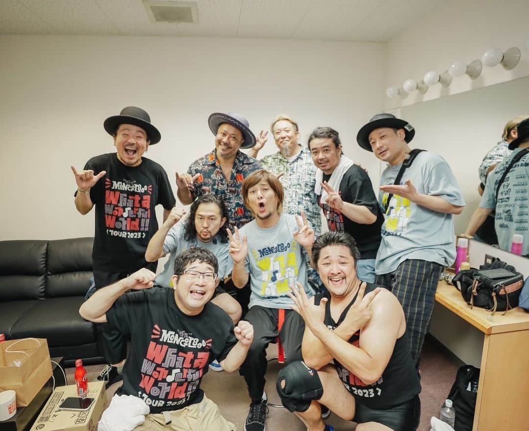 シーサーのインスタグラム：「． ． WWW!!TOUR 4本目は サンボマスターと新潟  今回もサンボに胸の奥ガッツリ掴まれました!!泣 Love&Peace◎  ドラパチに続くサンパチも サイコウがすぎた〜🙌🙌  次は7/9 ZeppNagoya パーティーパーティー🎉 ピス！  📸 @saru_0305   #MONGOL800 #モンパチ #モンパチ25th #ワッターツアー #サンボマスター #おじさんたちと踊ろう  #リハ後に初ゴルフの練習 #内股やべえ」