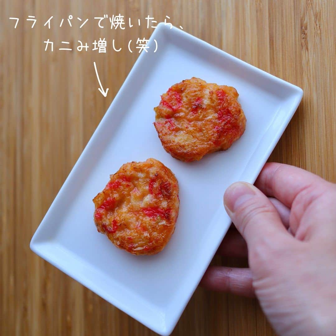 maki ogawaさんのインスタグラム写真 - (maki ogawaInstagram)「紅しょうが入りの　 さつま揚げが 🦀カニさんの甲羅に見えました😁  赤いソーセージで ハサミと脚を作ったら なんとも美味しそうなタラバガニ風に なりました😄  使ったさつま揚げ→② 4月に作ったお弁当なので 賞味期限が4/23になってます💦  ハサミ、脚は一本のソーセージで 作れます。 作り方は動画でアップします。  ピーマンのおかずは 別のお弁当のメインでした💦💦  #おべんたぐらむ  #おべんたー  #bentoexpo  #マカロニメイト  #キャラ弁 #簡単キャラ弁 #お弁当作り楽しもう部  #oben365  #bentobox  #bentoideas  #ごちそうさまでした  #フーディーテーブル  #フーディスト  #フーディストノート」7月6日 19時21分 - cuteobento