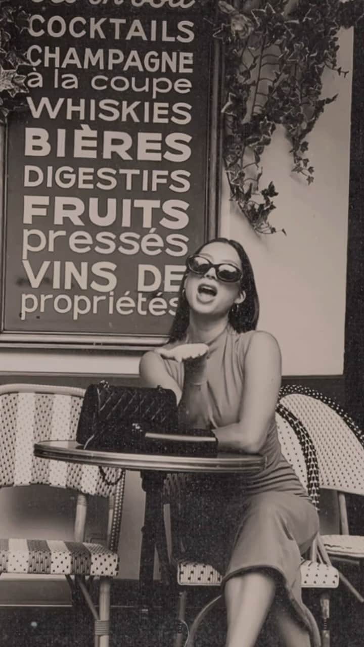 Jennifer Bachdimのインスタグラム：「Bonjour mes amis 🇫🇷 We love some Parisian days at Parisian cafes and lots of baguette 🥖🥹 #Paris #parisianstyle #teamBachdim」