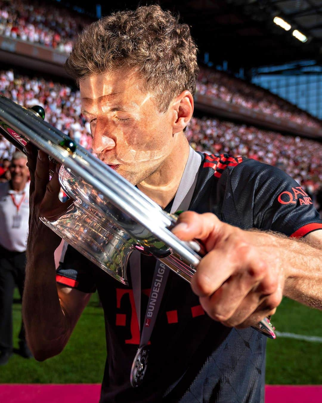 バイエルン・ミュンヘンさんのインスタグラム写真 - (バイエルン・ミュンヘンInstagram)「😘🏆 #InternationalKissingDay ❤️  #WorldKissingDay #MiaSanMia #FCBayern @esmuellert」7月6日 19時36分 - fcbayern