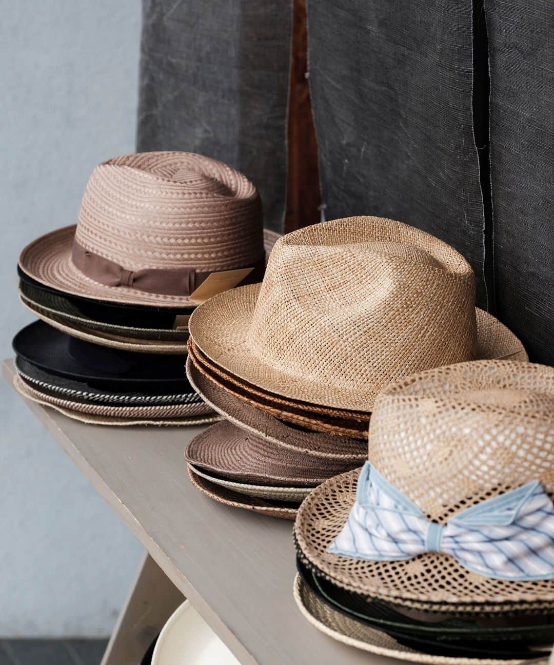 ヒラハルさんのインスタグラム写真 - (ヒラハルInstagram)「夏の装いに合わせたいものと言えば、麦わら帽子。実は、私たちがお店で見かける麦わら帽子のほとんどが海外生産品で、国内生産品はかなり少ないことをご存知でしょうか。  岡山県にある石田製帽は、1897年創業の老舗帽子メーカー。  @ishidaseibou   高いクラフトマンシップを有し、手造りにこだわった麦わら帽子の数々を私たちに届けてくれます。  ・  石田製帽の特徴のひとつが、チェーンステッチと呼ばれる環縫いミシンを使用した縫製技術です。  麦わら帽子は大きく分けて、かぎ針で編んだ物などに分類される「編み帽体」と、ブレードと呼ばれるリボン状に編まれた材料をミシンで渦を巻くように縫い上げる「縫い帽体」の2種類あります。石田製帽は縫い帽体の技術が非常に優れており、国内トップクラスの実力を誇ります。  ・  一般的に、ブレードの幅が6mm以下で極細といわれます。それが石田製帽では2.5～3mm幅の細さを実現。この技術があるからこそ、縫い目が頭に吸い付くようなフィット感のある帽子が造れるのです。ソフトな仕上がりで若干のストレッチ性もあり、長時間被っていても痛くなりにくい麦わら帽子に仕上げてくれます。  石田製帽の「麦フェドラー5」。 中折れ型のブレードハットで4～4.5mmほどの極細素材を一つひとつ丁寧に縫製。クラシックでモードな雰囲気が漂うなんとも小粋な印象です。通気性に優れているうえ、UV遮蔽率は90％以上。気温や紫外線が気になる夏にこそ、味方になってくれる帽子です。  夏は、熱中症対策として帽子が欠かせないという方も多いはず。機能性にもデザイン性にも優れた石田製帽を、手に取っていただけたら嬉しいです。  ・・・・・・・・・・・・・・・  #パンと日用品の店わざわざ #わざわざ #wazawaza   #石田製帽 #ishidaseibou #麦わら帽子」7月6日 19時34分 - wazawazapan