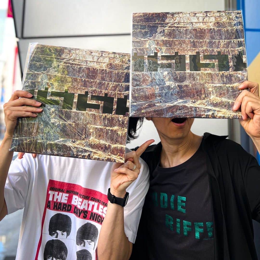 永井聖一のインスタグラム：「TESTSETの🐰と😎だよ〜 7/12に全国のタワーレコード/タワーレコードオンライン、HMV / HMV&BOOKS online、楽天ブックス、セブンネットショッピングで1STSTをゲットして、抽選でアナログの「Moneyman」をゲットしよう！ そしてさっそく次の日リキッドルームのワンマンライブへGO🔥 #チケット買ってぴょん　 https://wmg.jp/testset/news/88702/」