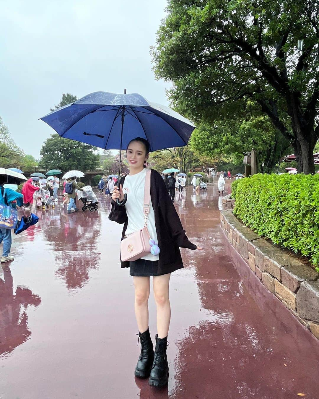 大塚萌香さんのインスタグラム写真 - (大塚萌香Instagram)「． 雨やばくて傘必須だった☔️  ちなみにランドのお気に入りフードは 4枚目にあるクレープ！！ おかずクレープが超美味しくて大好き😚  ． ． ．  #ディズニーランド #ディズニーランドグルメ #クレープ」7月6日 19時28分 - moka_otsuka