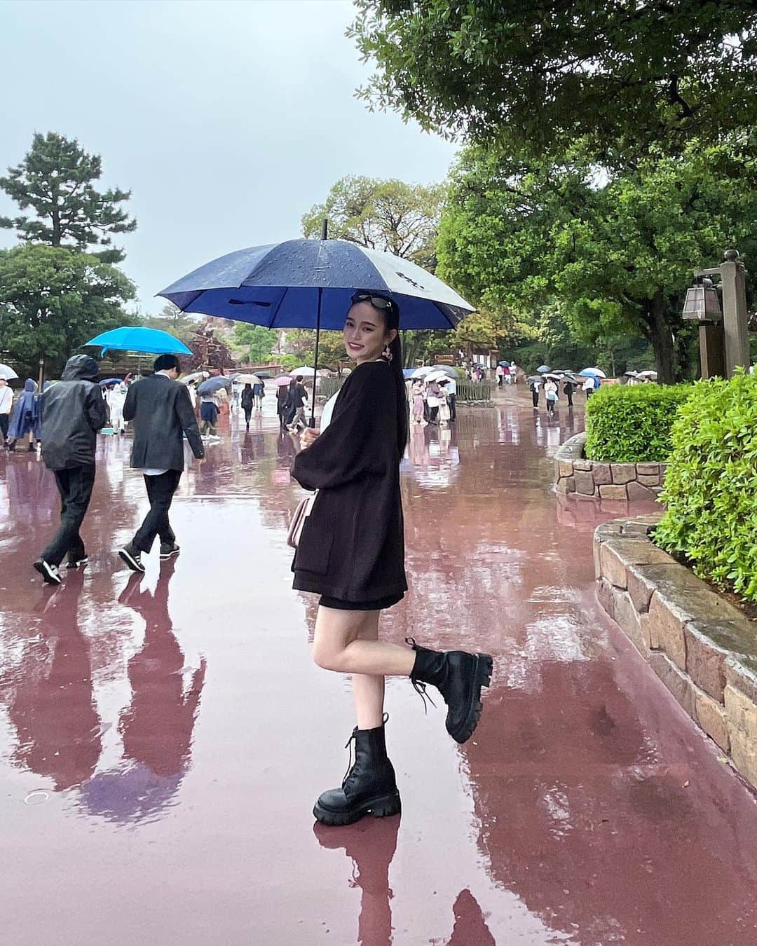 大塚萌香さんのインスタグラム写真 - (大塚萌香Instagram)「． 雨やばくて傘必須だった☔️  ちなみにランドのお気に入りフードは 4枚目にあるクレープ！！ おかずクレープが超美味しくて大好き😚  ． ． ．  #ディズニーランド #ディズニーランドグルメ #クレープ」7月6日 19時28分 - moka_otsuka