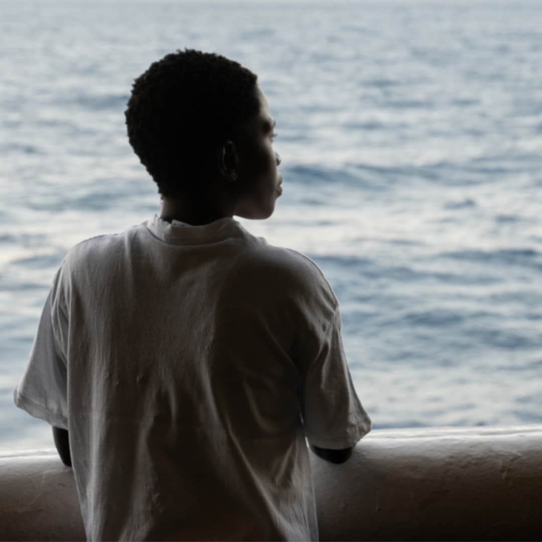 国境なき医師団さんのインスタグラム写真 - (国境なき医師団Instagram)「国境なき医師団（MSF）のスタッフがアミナさんと初めて出会ったのは、MSFの捜索救助船「ジオ・バレンツ号」の船上です。  アミナさんは10代の頃、母国コートジボワールの強制結婚から逃げ出しました。たった一人で砂漠を歩き、マリを通過し、リビアへ向かったのです。リビアでは、家事使用人として酷使され、食べ物を買うお金すらもらえませんでした。彼女は安全を求め、地中海を渡って欧州に向かうことを決めました。  乗り込むことになったペラペラのゴムボートを見た瞬間、アミナさんは逃げ出したくなったと語ります。「ゾッとしました。でも、逃げようとしたら撃たれていたと思う。とにかく乗るしかなかったんです」  沖に出てから数時間後、ボートが浸水し始め、乗っていた76人のあいだに絶望が広がりました。でも、アミナさんはあきらめませんでした。彼女は携帯電話をかけ続け、何度も何度も助けを求めたのです。  いまでも毎晩、アミナさんは悪夢にうなされます。それでも、過去の経験に比べれば、将来の不安は大きくはないようです。ヨーロッパに到着してからの夢についてアミナさんに聞くと、こう答えてくれました。「勉強ですね。これから住む国の言葉を学びたい。そして、働きたいです」  © Sonsoles Galindo/MSF  #国境なき医師団 #MSF #地中海 #難民 #海難救助」7月7日 17時30分 - msf_japan