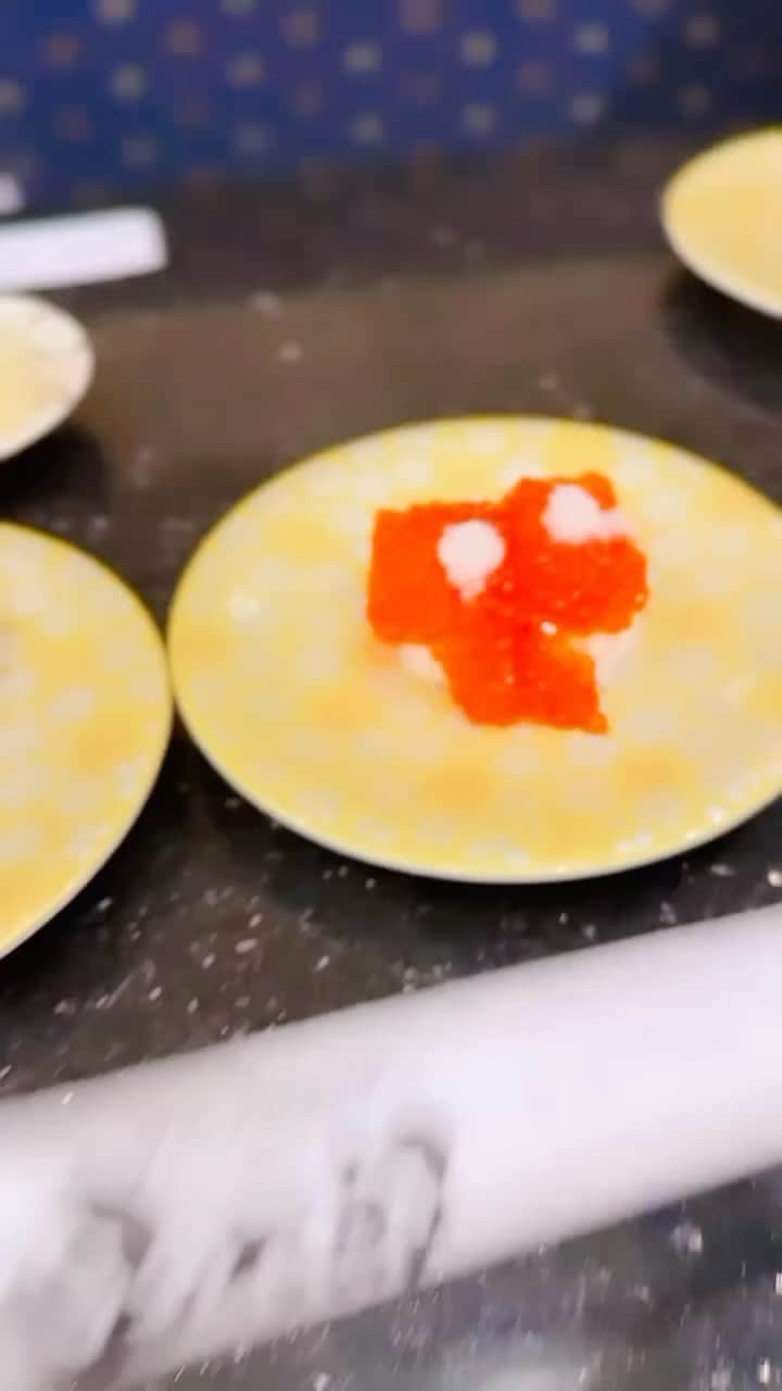 七瀬りりこのインスタグラム：「北海道の回転寿司🍣 別格だった〜 カメラ向けたらふざける癖は治る見込み無し笑  #北海道 #新千歳空港 #回転寿司 #お寿司」