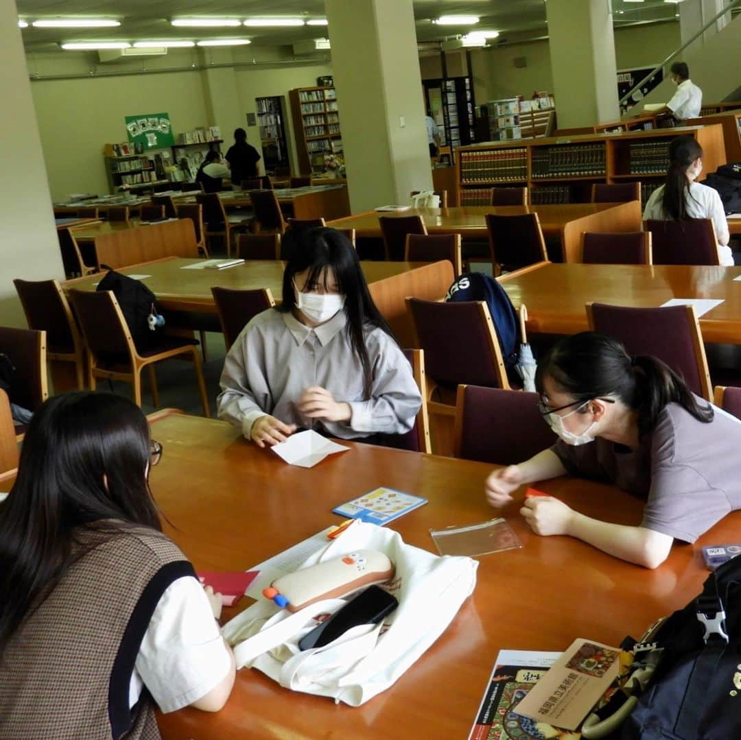 福岡女子短期大学さんのインスタグラム写真 - (福岡女子短期大学Instagram)「💎文化教養学科２年生「図書館実習」  #文化教養学科 2年生「図書館実習」の学生が図書館の展示作成を行っています📚  今日は本を選んだり、飾りを作ったりとそれぞれグループに別れて作業をしていました✂️  1階の展示スペースで準備中ですので、皆さんお楽しみに😊📕  #福岡女子短期大学　#図書館　#司書　#司書の卵　#司書採用者全国トップクラス」7月6日 19時32分 - fukuoka_wjc