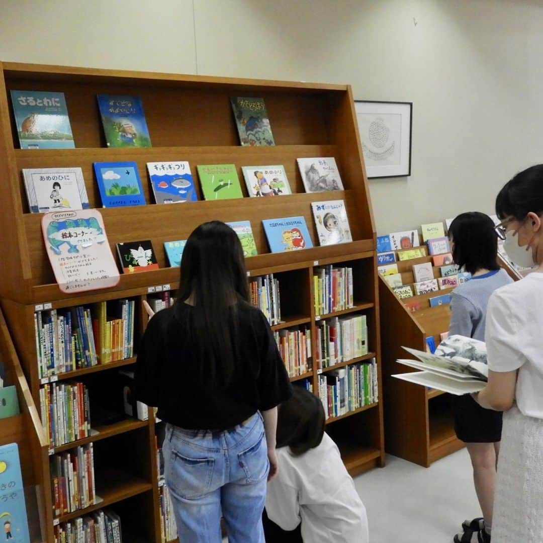 福岡女子短期大学さんのインスタグラム写真 - (福岡女子短期大学Instagram)「💎文化教養学科２年生「図書館実習」  #文化教養学科 2年生「図書館実習」の学生が図書館の展示作成を行っています📚  今日は本を選んだり、飾りを作ったりとそれぞれグループに別れて作業をしていました✂️  1階の展示スペースで準備中ですので、皆さんお楽しみに😊📕  #福岡女子短期大学　#図書館　#司書　#司書の卵　#司書採用者全国トップクラス」7月6日 19時32分 - fukuoka_wjc