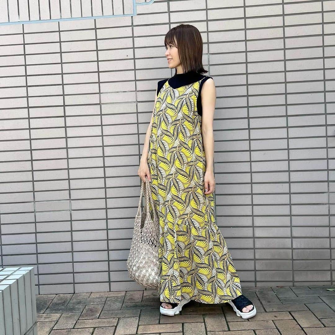 のインスタグラム：「やっぱり夏が好き🌴☀️ (やっぱり猫が好き😺という番組がありましたね😁)  上着を持たなくていい、この身軽さ💛  夏っぽい柄のキャミワンピースは (@bayflow_inc ) ノースリーブトップス(@gu_global ) アミアミバッグは(@grl_official )  身長が高くない人向のサイズが豊富な プチプラブランドが大好きです😁  あ…髪の毛切りました✂︎  新しくできたカフェで 友達とランチしました🍴  …という 久しぶりのプライベート投稿😅  今週もあっという間でしたが 家族の体調が回復し始めていることに ホッとしたウィーク✌️  ホント、健康第一だわ💦  #岡部玲子 #タレント　#レポーター　#競馬　#競馬キャスター　#プライベート　#私服　#夏コーデ #やっぱり夏が好き #夏生まれ #7月生まれ #summer #💛」
