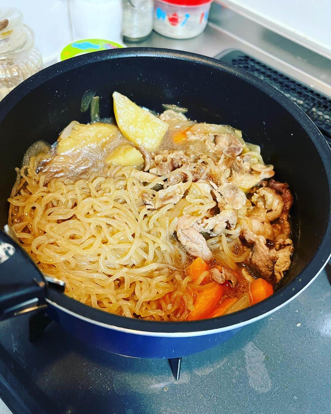 のインスタグラム：「レコーディングの合間に、 肉じゃが仕込みました〜 本当ら牛肉が良いのだが、冷蔵庫に豚肉沢山あったので、今日は豚肉で。 美味しく出来た〜 #肉じゃが」