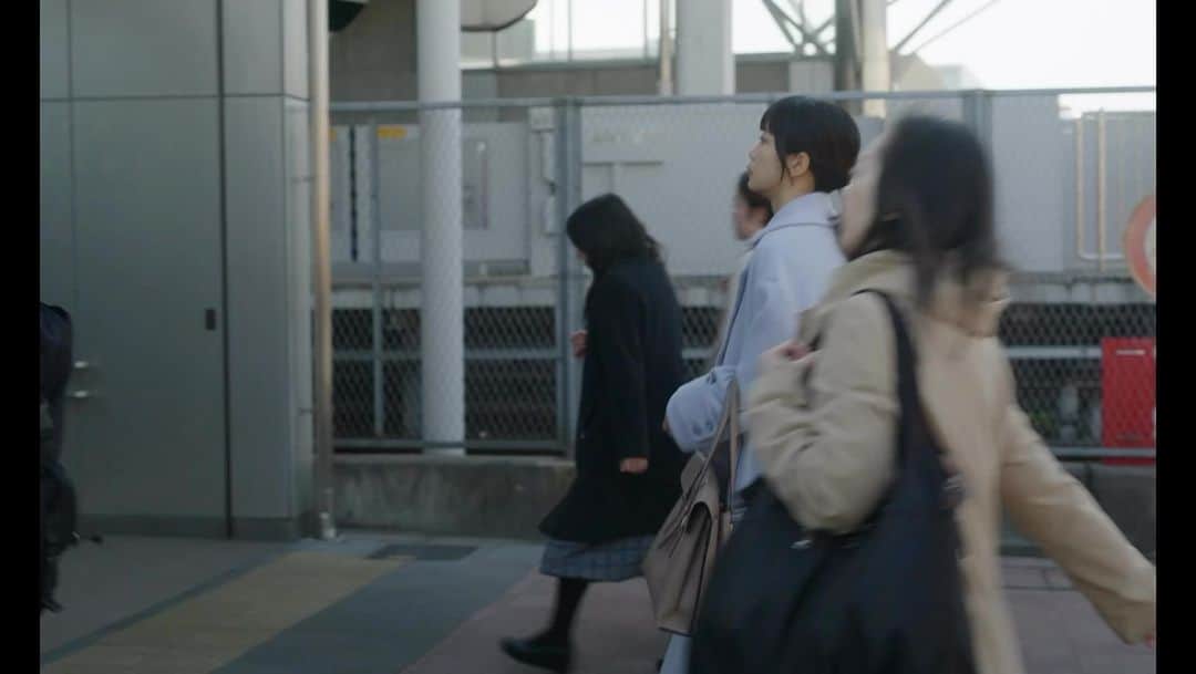 亜希子のインスタグラム：「特報映像、初解禁しました。 私は原作の同名小説を執筆致しました。  ・深川麻衣さんアキコ役  ・井浦新さんササポン役  「人生に詰んだ元アイドルは、赤の他人のおっさんと住む選択をした」 (監督:穐山茉由さん)  2023.11.03. 全国公開でございます🍩」