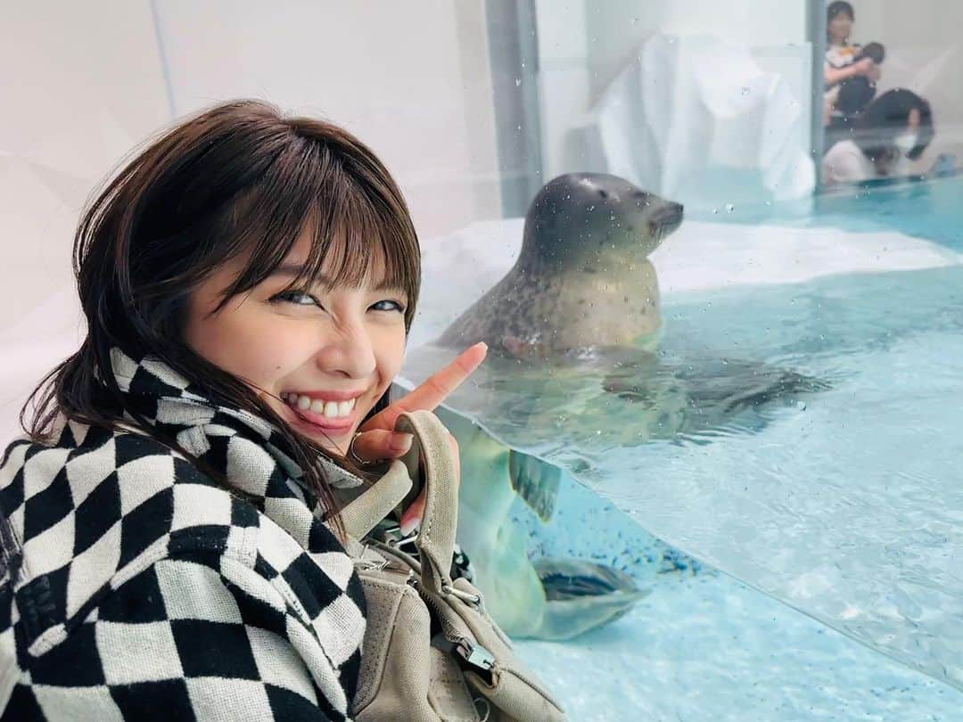 田中美麗のインスタグラム：「オタ活ついでの大阪観光〜水族館編  水族館ではマジマジとお魚をみてしまいます🐟  けど、お魚より人が水槽の中にいるとすごいテンション上がっちゃう笑  その様子は次回の投稿に載せるね😆  オタ活の写真、インスタに載せるか悩むなぁ😕 引いちゃうんじゃないかな？みんな笑  大丈夫かな？  #osaka #trip #travel #japan #水族館 #fish #aquarium #photography #photo #photographer #photooftheday #japan #instagood #followme #styleinspo #fashionista #makeup #좋아요 #패션 #뷰티 #맞팔 #拍照 #拍攝 #white #清純 #海遊館 #fashion #❤️ #gravure #girl #japanesegirl」