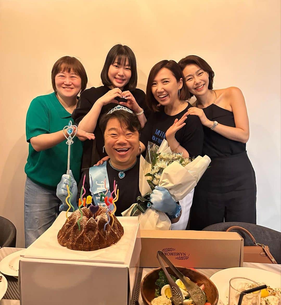 パク・タミのインスタグラム：「- 알아가는 시간이 길어질수록, ‘사람이 멋있다. 사람이 참 괜찮다. 따뜻하다..’ 라는 생각들게 하는 모두의 옥주부~ 우리의 종철이^^  명색이 생일인데, 두시간 앉아 있다 해체! 일하러 갔을지언정~ 중요한 건 마음이 1박2일 이었다고오~ 소중한 너의 생일을 축하한다고~~~~~~♡  #happybirthdayokjubu 지누야 케이크 잘만들었더라! @cafe_takewave」