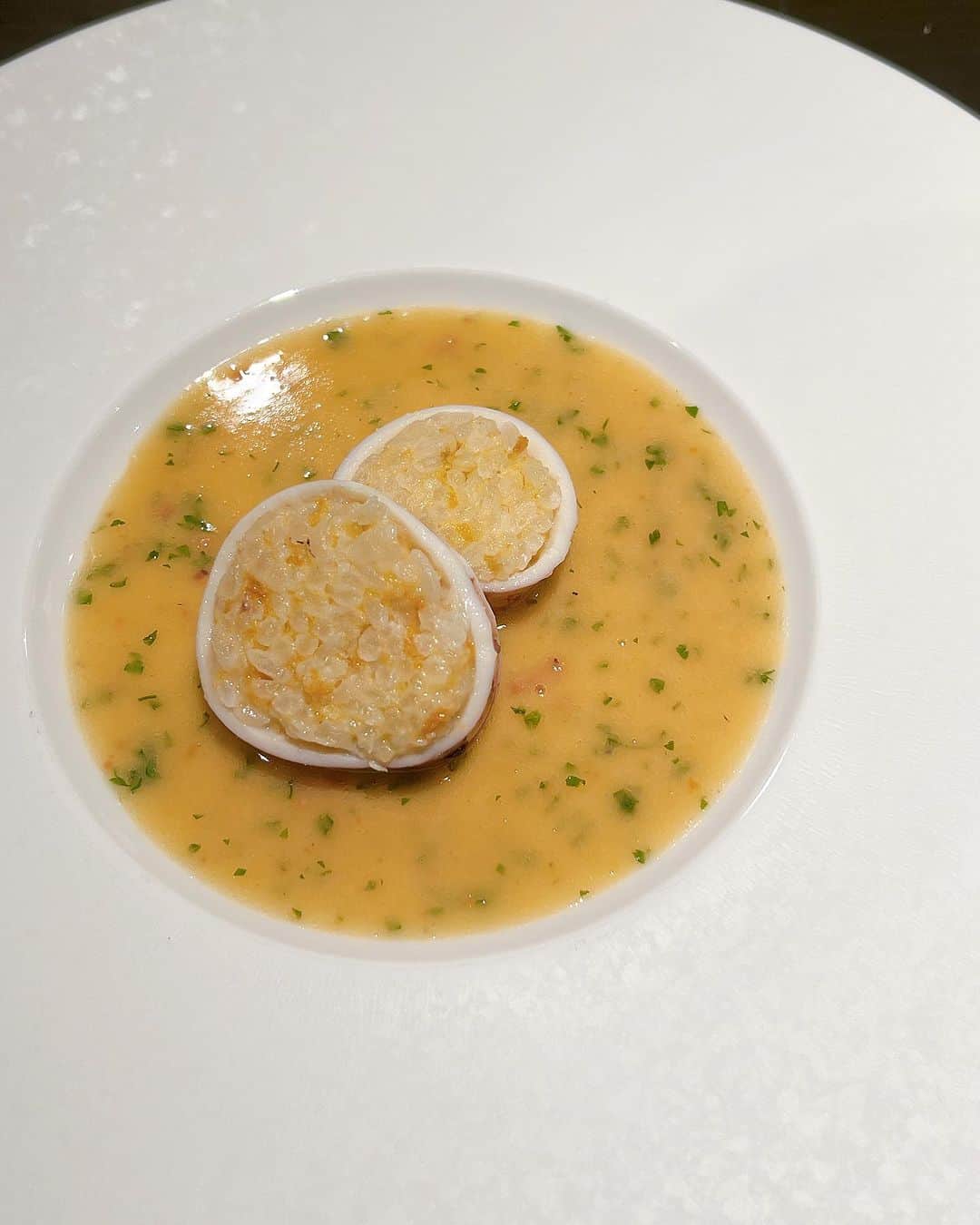 mirayのインスタグラム：「BD dinnerは 先月6月1日にオープンされたばかりの イノベーティブフレンチ KINO_さんへ🍽️✨ @kino_yoyogi   札幌でミシュランを獲得した 木下シェフの名店が代々木に👏👏  旦那さんは和食の方が好きで 私はフレンチも好きなので お誕生日は毎年フレンチのお店を 見つけてくれるのですが  和を融合されたお料理が最高に美味しくて 素晴らしいお店でした😍✨  フレンチでこんなに美味しいと喜んでる旦那さんは初めて😍👏  楽しみにしていたイカ飯の中は ウニのリゾット🧡  オニアジのフライも 美味しすぎてビックリ😳 こんな贅沢なアジフライ初めて✨  ホワイトアスパラの冷製スープの中に いっぱいのウニ!!!  蟹と帆立のパイ包みも👏👏👏  メインは私が1番好きな鹿肉!!! 嬉しかったしおいしかった〜🥹🫶  シェフ自ら淹れてくださった アイスティーも最高でした😂🙏✨  またすぐに行きたい❤️‍🔥  darlingいつも本当にありがとう❣️❣️  ご馳走様でした😊🙏  #bddinner #birthday  #kino_ #yoyogi  #フレンチ #イノベーティブフュージョン」