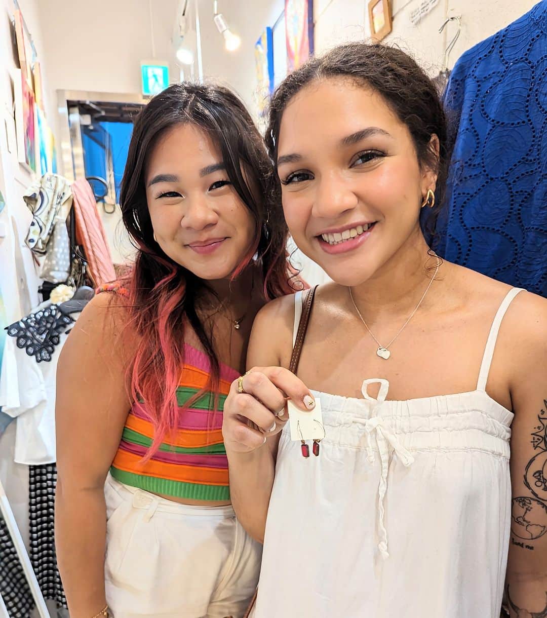 平井富子のインスタグラム：「Beautiful women appear！  青森からワシントンD.C.　出身のJayaさんが、Vietnam出身のTiffanyさんとアンシャンテに、、  Jayaさんは、仕事で日本に来て１年、あと２年滞在予定とか。Tiffanyさんは、１週間の観光で日本に。ステキ〜  赤いチェコガラスのオリジナルピアスを気に入って頂きました。夏に赤は似合いますね。 可愛い〜♥  夏の東京を楽しんで下さい～」