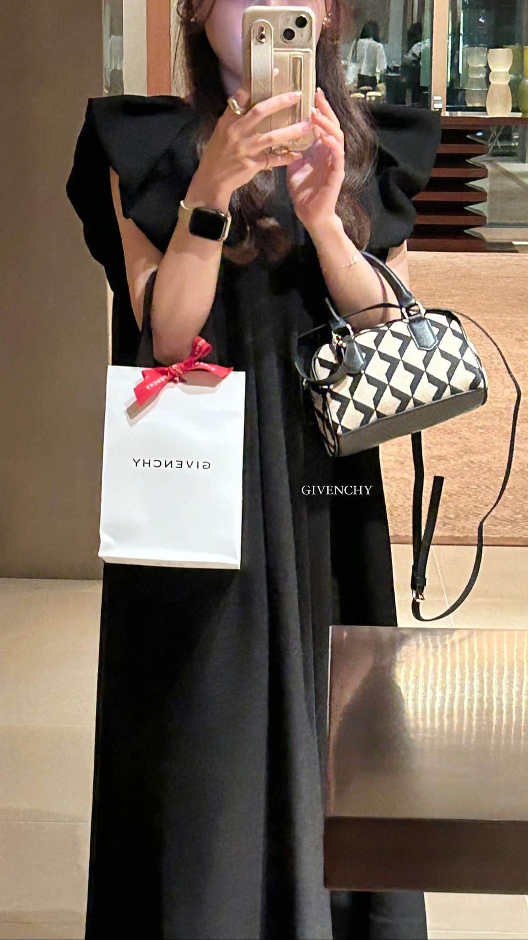 のインスタグラム：「︴ @givenchybeauty   新作コスメ体験させてもらった🥂✨ 素敵な空間だったからリールに ,,  #givenchy #givenchybeauty #デパコス #デパートコスメ #夏コーデ #ワンピースコーデ #モノトーンコーデ #低身長コーデ #ブラックコーデ #きれいめコーデ #ad」