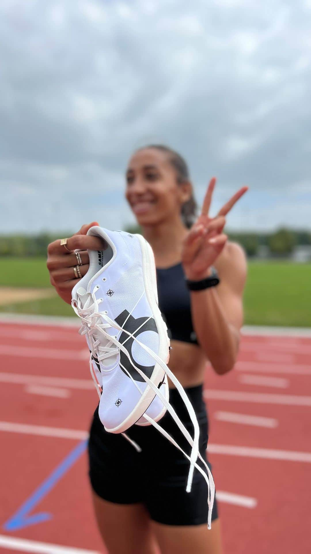 アニエス・ラーロライのインスタグラム：「Quasiment 1 an que j’ai rejoint la famille @on_running . 1 an qu’ils ont décidé de me faire confiance dans le nouveau tournant de ma carrière sportive dans laquelle j’apprends à réapprendre, je m’amuse, je m’épanouis, je grandis.  Avec la On #cloudspike je suis bien déterminée à grandir encore ✨  Elle est disponible dès aujourd’hui donc toi aussi, rejoins la team nuages et viens repousser tes limites ☁️  #onrunning #runonclouds」