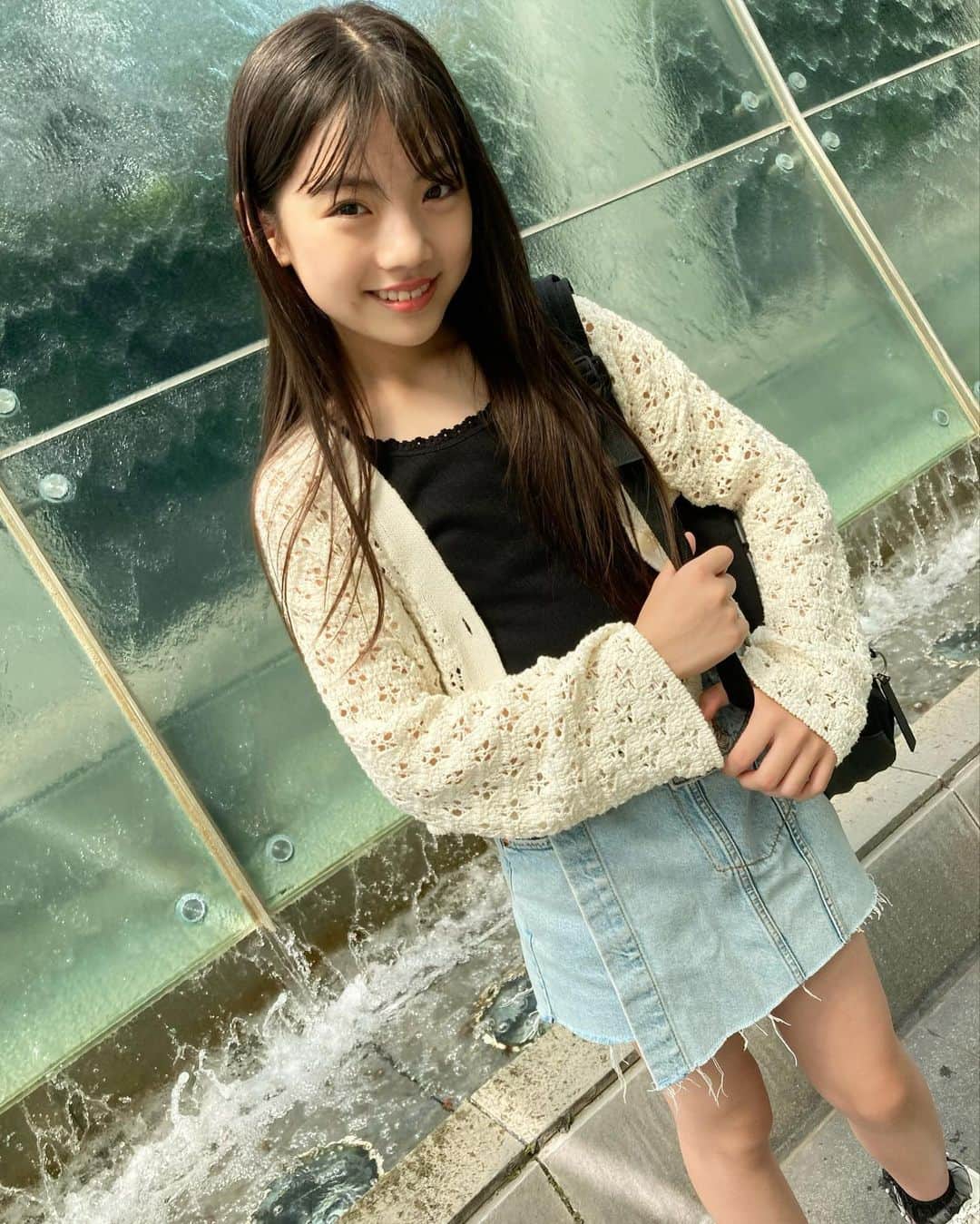 のインスタグラム：「•*¨*•.¸¸☆*･ﾟ  毎日暑いねー☀️  今年、何個目かな …٩( ´ω` )و 日焼け止めも また買ったよ♡  #小学生女子#女の子コーデ#kidsfashion」