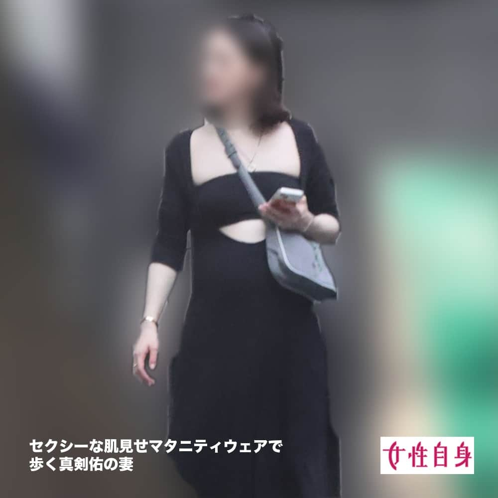 女性自身 (光文社)さんのインスタグラム写真 - (女性自身 (光文社)Instagram)「📣新田真剣佑　目撃した臨月妻との散歩デート！セクシーな肌見せマタニティウェアでお腹もチラリ --- 6月下旬の夕方、都内の超高級マンションの前で新田真剣佑（26）を目撃。隣を歩く妻のAさん（33）のおなかは目立って大きくなっていた。 「実はAさんはすでに妊娠しており、臨月に入ったと聞いています」（真剣佑の知人） 真剣佑は今年1月22日に、弟で俳優の眞栄田郷敦（23）とそろって結婚を電撃発表した。 「’21年に逝去した父・千葉真一さん（享年82）の誕生日に発表しようと兄弟2人で決めたようです。また、真剣佑さんは出会った当初からAさんにゾッコンで、千葉さんにもすぐ紹介しています。千葉さんはAさんの目をまっすぐ見ながら“マッケンをよろしく！”と話したそうです」（前出・知人） Aさんは真剣佑の7歳年上で子役出身の元女優。芸能界引退後は美容関係の仕事をしていたという。 --- ▶続きは @joseijisin のリンクで【WEB女性自身】へ ▶ストーリーズで、スクープダイジェスト公開中📸 ▶投稿の続報は @joseijisin をフォロー＆チェック💥 --- #新田真剣佑 #夫婦 #結婚 #妊娠 #臨月 #夫婦 #高級マンション #マンション #都内 #眞栄田郷敦 #兄弟 #千葉真一 さん #誕生日 #子役 #美容 #ONEPIECE #婚約 #デート #ヘアゴム #ジャージ #ワンピース #セクシー #マタニティ #マタニティウェア #散歩 #赤ちゃん #リラックス #女性自身」7月6日 20時00分 - joseijisin