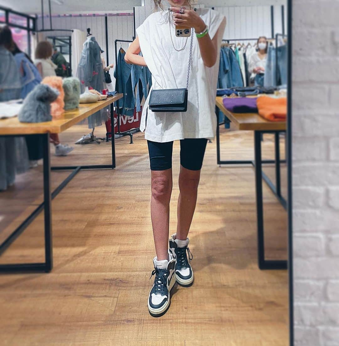 marikoさんのインスタグラム写真 - (marikoInstagram)「⚫️×⚪️  モノトーン カジュアル スポーティ  なootd👟で展示会にいった日  ・ ・ #スポーティーコーデ#ナイキスニーカー  #レギンスコーデ#バイカー#ungrid #nikesneakers#スニーカーコーデ」7月6日 20時00分 - mariiko_re