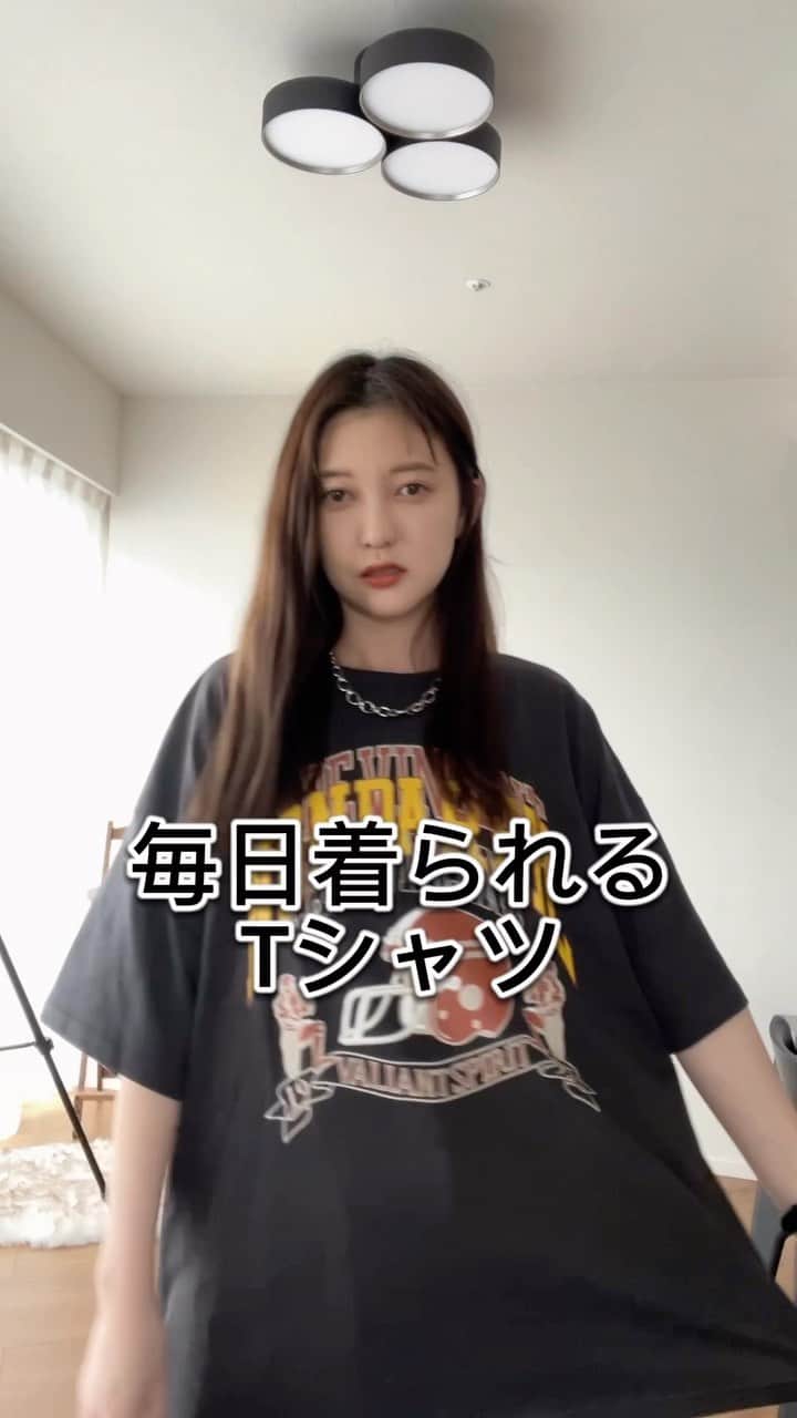 プチプラのあやのインスタグラム：「7/9(日) 21:00〜発売！  ✳️旦那さんとシェアできる！大きいサイズの女性も！オーバーサイズアメフトロゴT ■¥2,990税込 ■色展開 オフシロ オートミール スミクロ ネイビー ■素材：綿60%、ポリエステル40% ■サイズ：着丈70cm、身幅63cm、肩幅65cm、袖丈20cm ■ポイント ①プリントロゴの上から刺繍が施されていて高見え！ ②古着っぽくてかわいい！ ③レディースアイテムだけど、男性も着れるオーバーサイズなので旦那さんとシェアできる！ ④ポリエステルが混紡しているのでシワになりづらく、お洗濯後も乾きやすい！ ⑤同時販売のパンツやスカートと合わせるとお得に購入できる！  ✳️旦那さんとシェアできる！大きいサイズの女性も！シンプルロゴT ■¥2,990税込 ■色展開 オフホワイト ブラック ■素材：綿100% ■サイズ：(LLサイズ)着丈73.5cm、身幅60cm、肩幅50cm、袖丈24cm (Lサイズ)着丈70.5cm、身幅56cm、肩幅48cm、袖丈23cm ■ポイント ①こちらは元々メンズアイテムなので、男性も着やすい！ ②小柄な女性はTシャツワンピとしても◎ ③生地も綿100%なので通気性、吸水性抜群！ ④同時販売のパンツやスカートと合わせるとお得に購入できる！  ✳️旦那さんとシェアできる！大きいサイズの女性も！オーバーサイズアーチロゴT ■¥2,990税込 ■色展開 オフシロ ブラック ミント ■素材：綿60%、ポリエステル40% ■サイズ：着丈69cm、身幅62.5cm、肩幅64.5cm、袖丈19.5cm ■ポイント ①ロゴが細いので綺麗めコーディネートが好きな女性でも着やすい！ ②同時販売のパンツやスカートと合わせるとお得に購入できる！ ③レディースアイテムだけど、男性も着れるオーバーサイズなので旦那さんとシェアできる！ ④ポリエステルが混紡しているのでシワになりづらく、お洗濯後も乾きやすい！  #プチプラ #オーバーサイズtシャツ」