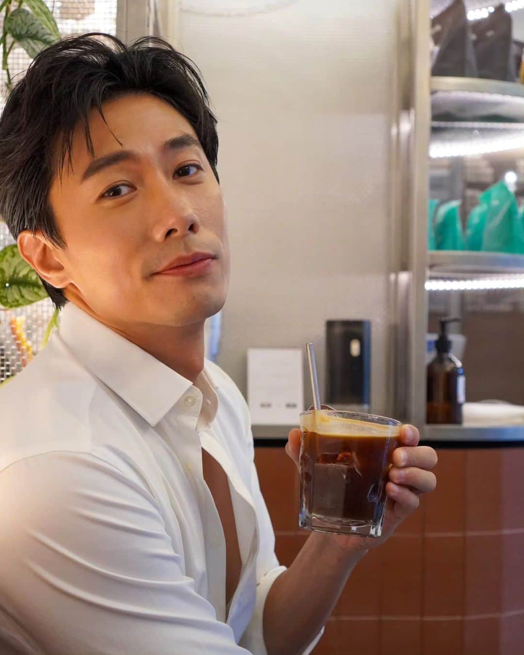 デスモンド・タンのインスタグラム：「Coffee in hand, love in my heart, and soul mate by my side. My perfect blend! 💙☕️」