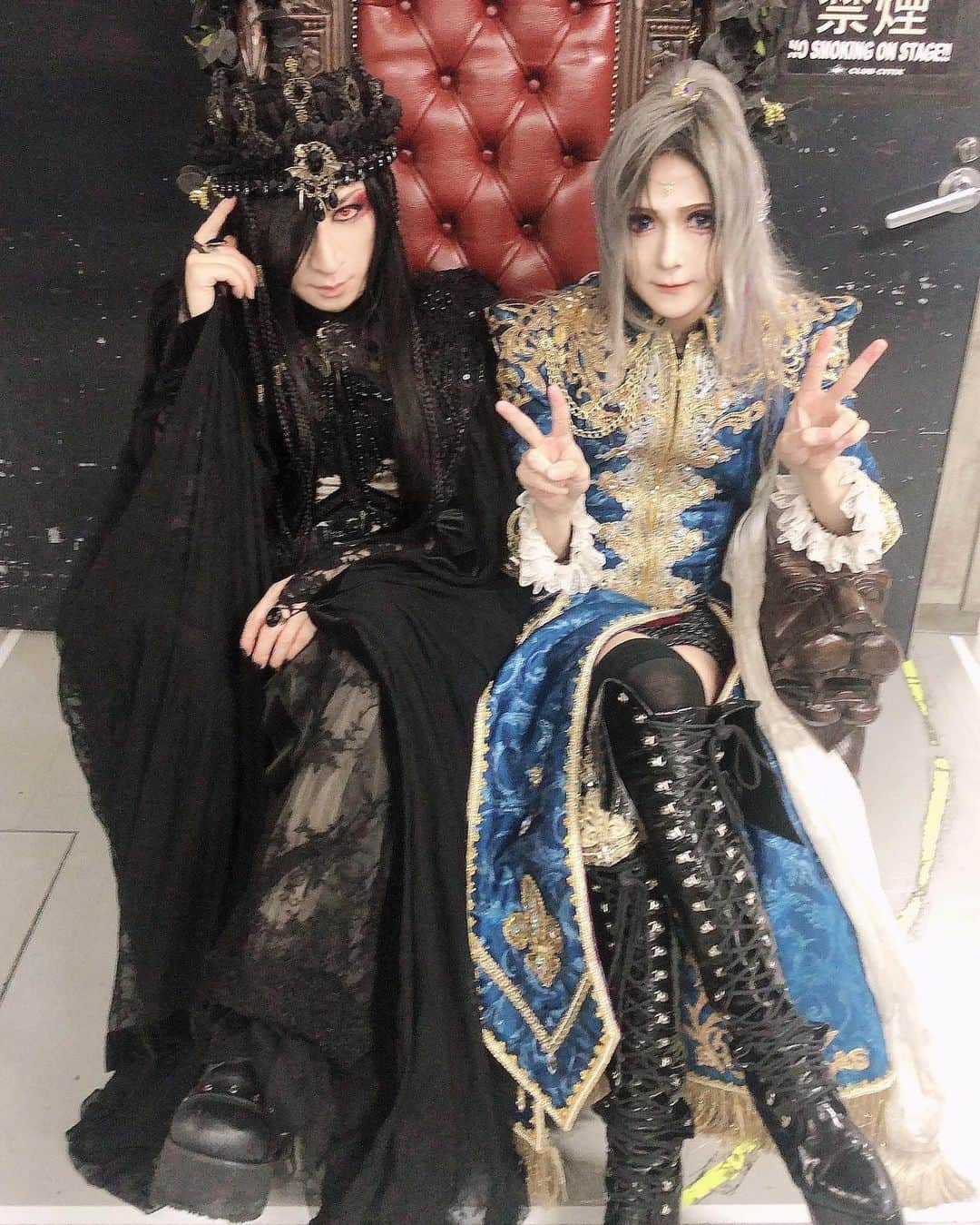 TERUさんのインスタグラム写真 - (TERUInstagram)「先日のDさん主催『Mad Tea Party Vol.36』にてDのASAGI さんと撮っていただきましたっ📸(。・_・。)/🌹 このツーショットなんか”闇と光”感あるような！？😆 ありがとうございました！🌹　#Versailles」7月6日 20時04分 - teru_official