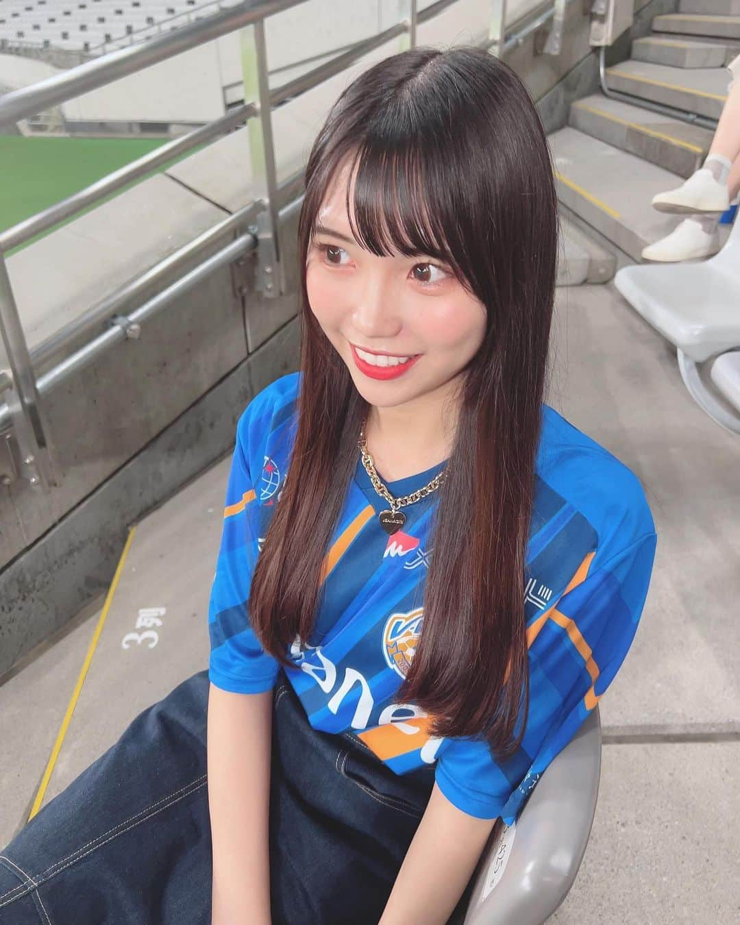 尾上美月のインスタグラム：「昨日の試合観戦ショットです💓📷🏟️⚽️📣  勝ってよかった〜！！😙✨  #サッカー #サッカー観戦 #jleague #jリーグ #スタジアム #スタジアムグルメ #スタグル #味の素スタジアム #スポーツ #スポーツ観戦 #スポーツ観戦コーデ #ユニフォーム #ユニフォーム女子 #ユニフォームコーデ #ootd  #ootdfashion #vvaren #vファーレン長崎」