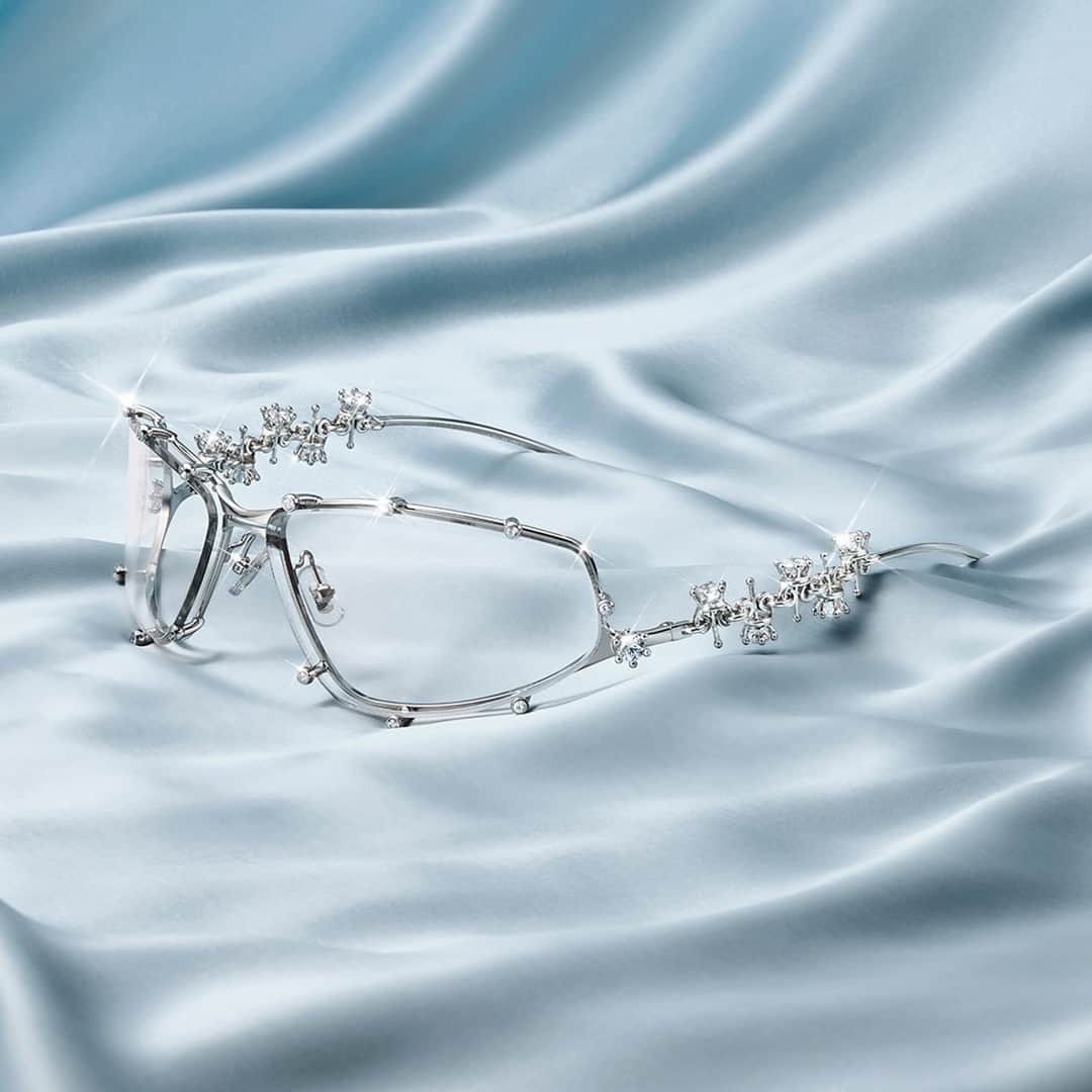 HYPEBEASTさんのインスタグラム写真 - (HYPEBEASTInstagram)「@hypebeaststyle: Following its collaboration with @maisonmargiela, Korean eyewear brand @gentlemonster has tapped Paris’ @d_heygere to deliver blinged-out eyewear turned jewelry.⁠ ⁠ The three-model capsule sees D’heygere’s refined accessories incorporated into enhanced frame structures. Firstly, the duo's statement-making black frames boast oversized perimeters and tinted lenses while silver rings enhance the temples with orange, pink, and green gemstones. Next is a piece with petite oval-shaped lenses with silver borders embellished with diamond earrings that glisten through wear. Rounding out the range is a tiara-inspired pair that receives an ornamented facade.⁠ ⁠ The offering is available now in-store and online via both brands.⁠ Photo: Gentle Monster」7月6日 20時05分 - hypebeast