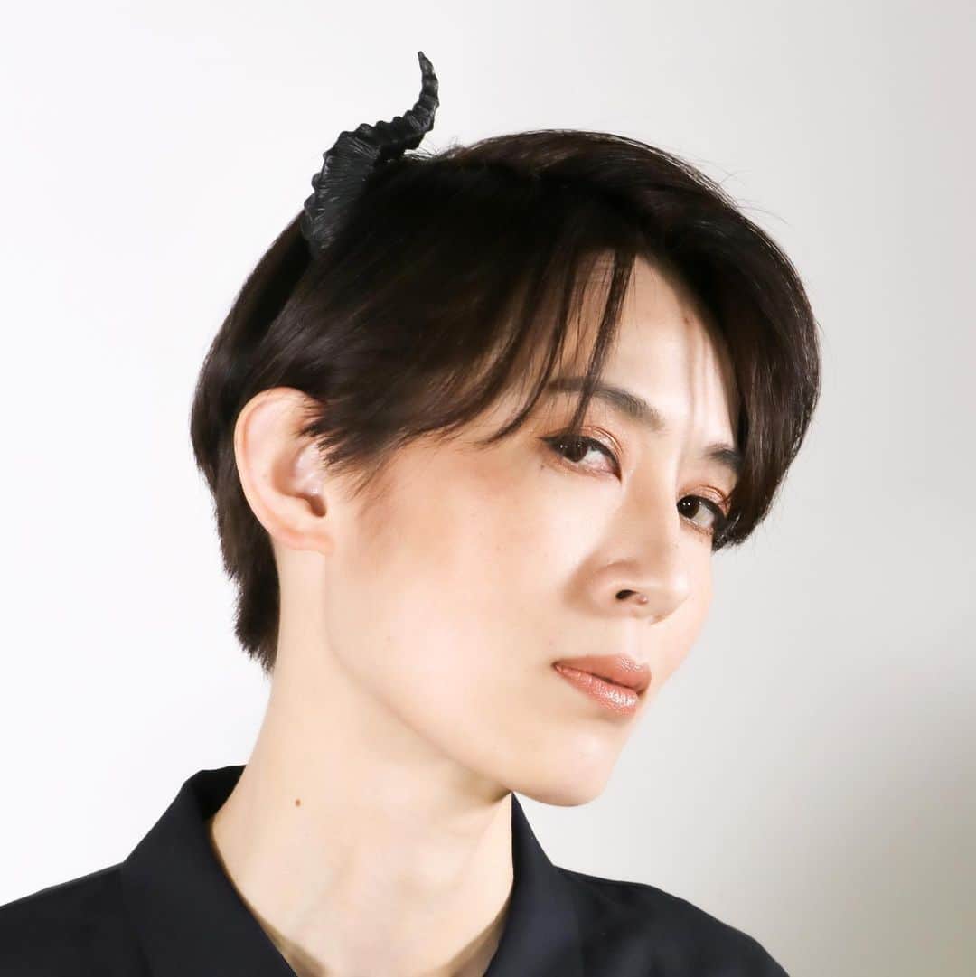 のインスタグラム：「悪魔ツノカチューシャ/黒 約9cmの大きさの黒いツノがついたカチューシャです。 7月9日の夜から通販します。 詳しくはプロフィールのリンクからご覧ください👉 @tousyoku_zoukei   モデルは大崎緑さん @midori.ozaki   #ツノカチューシャ #ヘアアクセサリー」