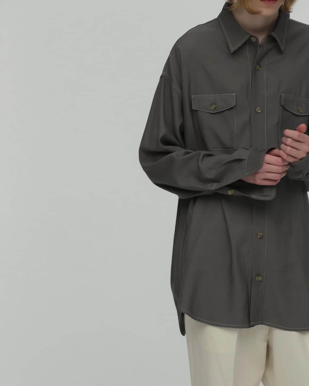 のインスタグラム：「Viscose Twill L/S Shirt  *写真のGrayは完売しております  強捻加工(糸の強く撚り毛羽を抑えハリを持たせる)したヴィスコース糸をツイル状に製織した素材を使った長袖シャツです。 シルクの様な上質な光沢感としなやかさがあり、ヴィスコースらしいとろみのある落ち感が特徴です。 清涼感と吸湿性も兼ね揃えており多湿な日本の夏でも快適に過ごすことが出来ます。 丸みを持たせたゆったりとしたシルエットと華奢なステッチワークなどミニマムながらUNDECORATEDらしい佇まいが特徴です。 是非ノーアイロンでご着用ください。  素材名：ヴィスコースツイルクロス  原料産地：インドネシア  生地生産地：福井県  素性：ヴィスコース100%   #undecorate #アンデコレイテッド」