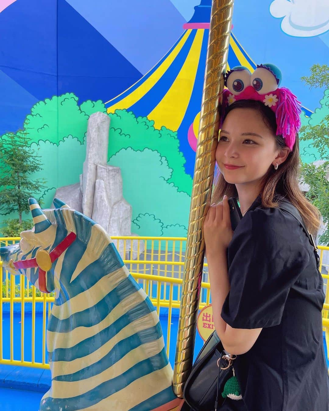 夏川メガンのインスタグラム：「メリーゴーランド🎠𓈒𓂂  とあとゆにばいってきたー！ 年パス買ってから、持ってる友達少なくなってあんま行けてなかったから楽しかった( ≖ᴗ≖​)ﾆﾔｯ   #usj  #ユニバコーデ  #アビーちゃん  #カチューシャ #高校生  #今日すき  #チュンムン編」