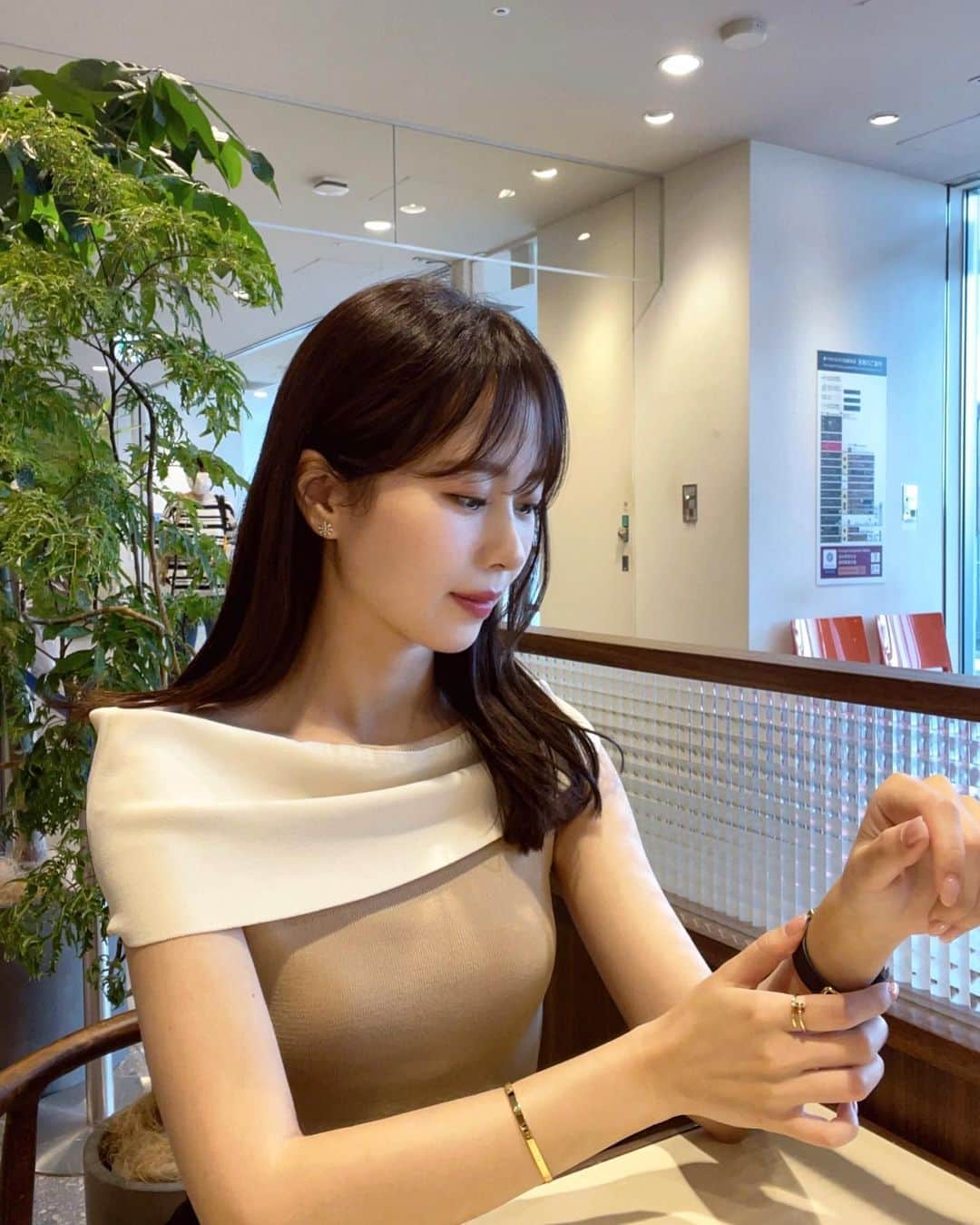ハンナミのインスタグラム：「🍵🍃⌛️  かなりお問い合わせいただいている airy wide pantsも明日21:00-ご予約startです 🤍  生地も軽くて楽ちんだから 旅行にも便利そう♪  knit, pants, bag #eneu shoes #rogervivier」