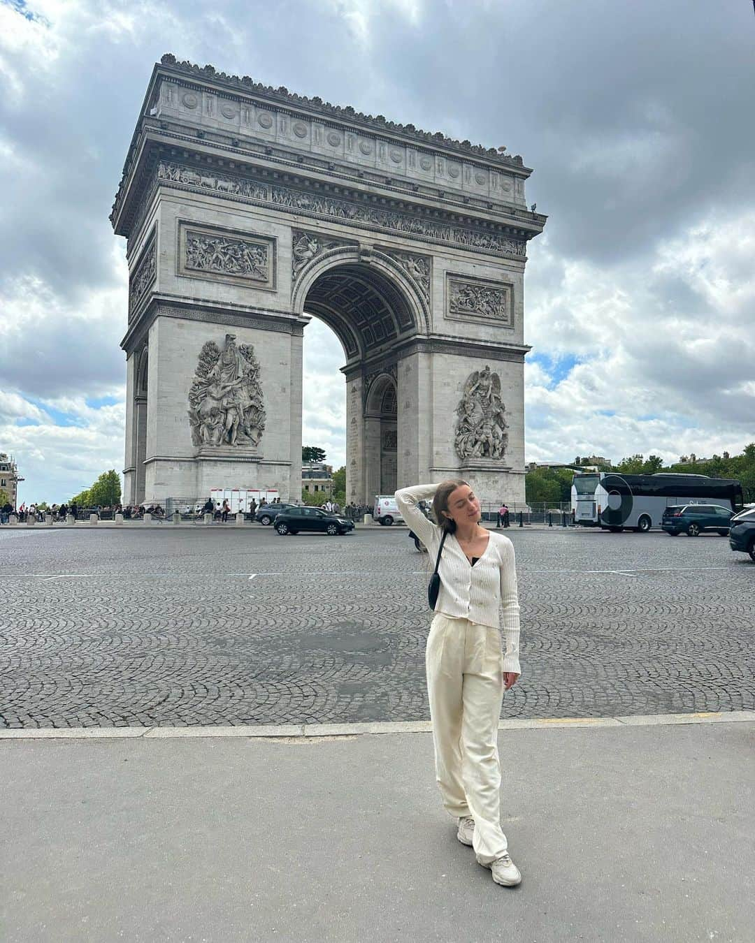 アレキサンドラ・ゴロフキナさんのインスタグラム写真 - (アレキサンドラ・ゴロフキナInstagram)「Arc De Triomphe 🤍🌤️」7月6日 20時12分 - alikalexandra