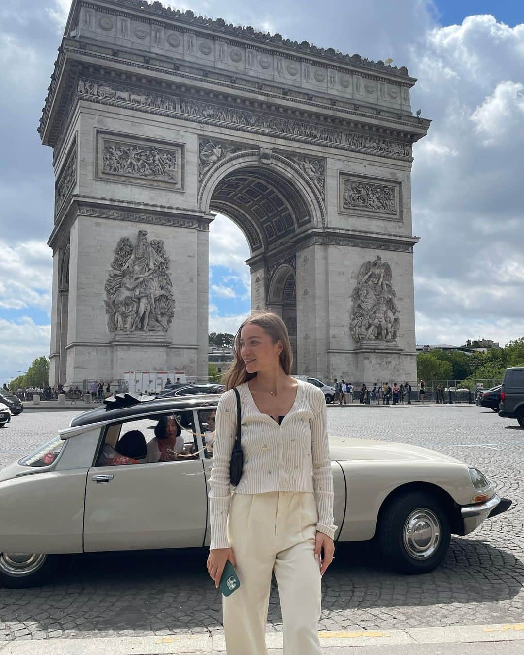 アレキサンドラ・ゴロフキナのインスタグラム：「Arc De Triomphe 🤍🌤️」