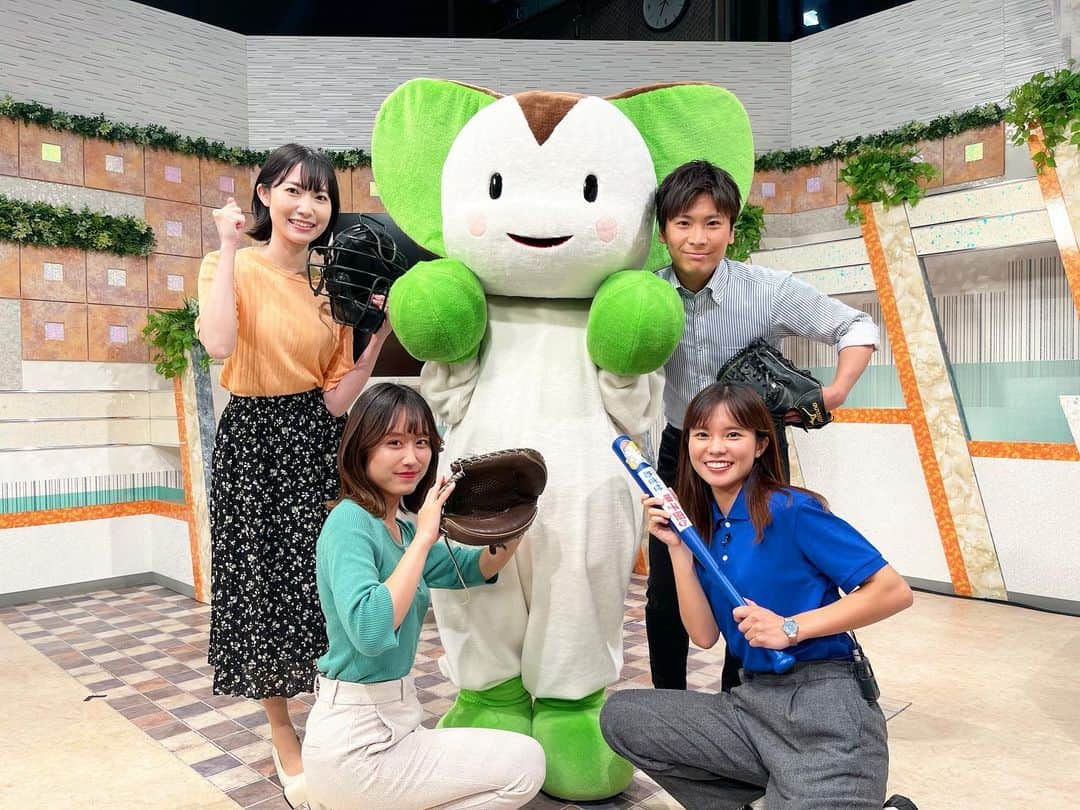 菅原智郁のインスタグラム：「きょうの #めざせ甲子園 のエンディングでは、MCの吉見アナの発案で、きょういるアナウンサーみんなで高校球児を応援しよう、ということになりました⚾️ ご覧いただけましたか☺️？？  夏の高校野球山形大会は、いよいよあす7日に開幕！！ あすは猛暑日予想となっていますので、開会式に参加する皆さん、試合に出場する皆さんは、熱中症に気をつけてくださいね！ がんばれ！高校球児！ . . #山形 #山形大会 #高校野球 #野球 #甲子園 #山形テレビ #みるるん星人 #アナウンサー #望月雅人 #吉見真叶 #中野暁 #菅原智郁」