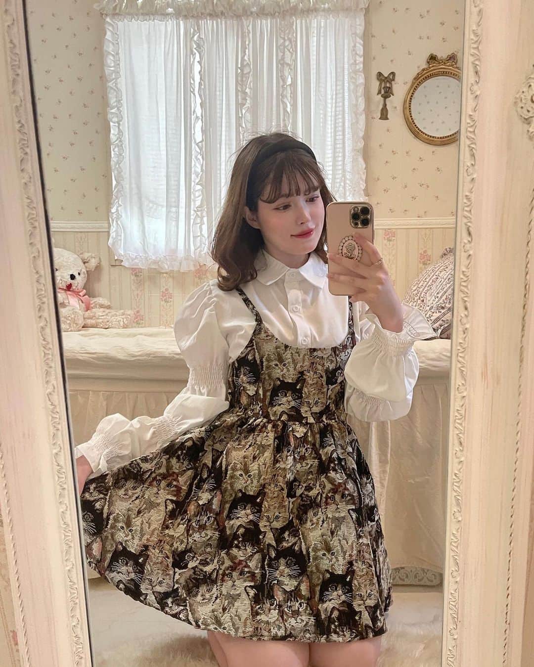 のインスタグラム：「𝕔𝕒𝕥 𝕕𝕣𝕖𝕤𝕤🐈🐈‍⬛  𓂃  @ronronlolita の猫ちゃんワンピース🫶🏻 黒のリボンは取り外しできるよ🖤  フレンチガーリーらしいデザインで とっても可愛い🤍  ⬇️¥500ᴏғғ ᴄᴏᴜᴘᴏɴ⬇️ 7HYC5QV2W6FM  𓂃  #code #vintage #vintagegirl #antique #frenchgirl #mery #rili_tokyo #fashion #ootd #dress #myroom #cat #猫 #ネコ #マイルーム #ワンピース #ワンピースコーデ #ドレス #フリル #パリジェンヌ #きょコ #コーデ #コーディネート #ガーリー #かわいい #フレンチガーリー #フレンチガーリーコーデ #ヴィンテージ #ヴィンテージライク #ヴィンテージガーリー」
