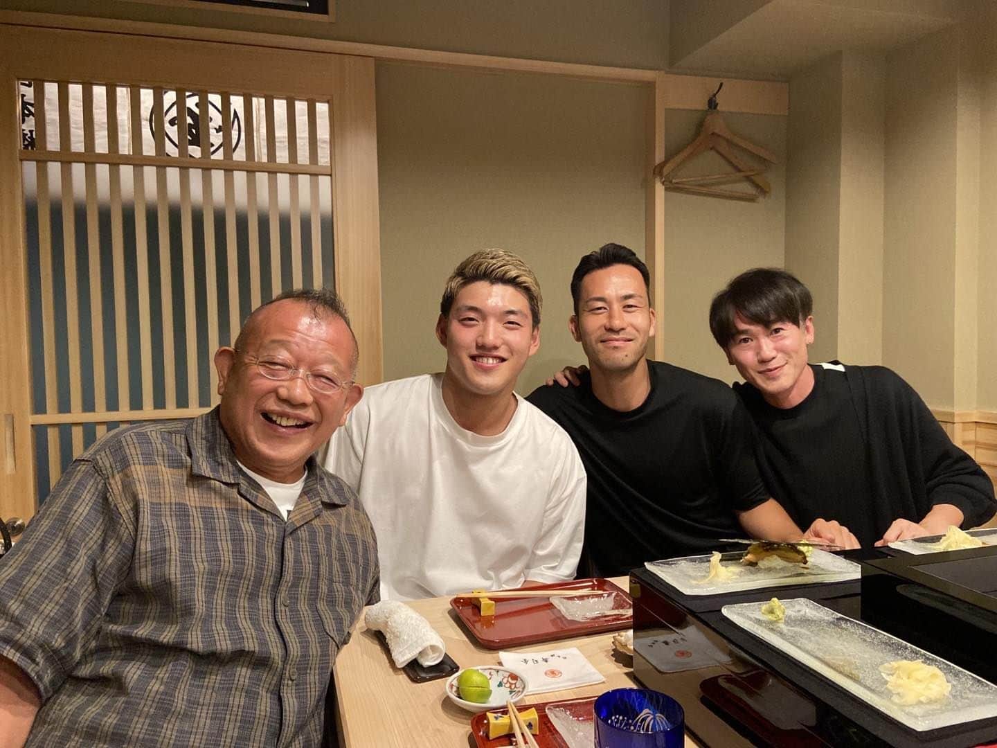 笑福亭鶴瓶のインスタグラム：「日本にかえってきた吉田麻也、堂安律、ナオトインティライミで寿司を」
