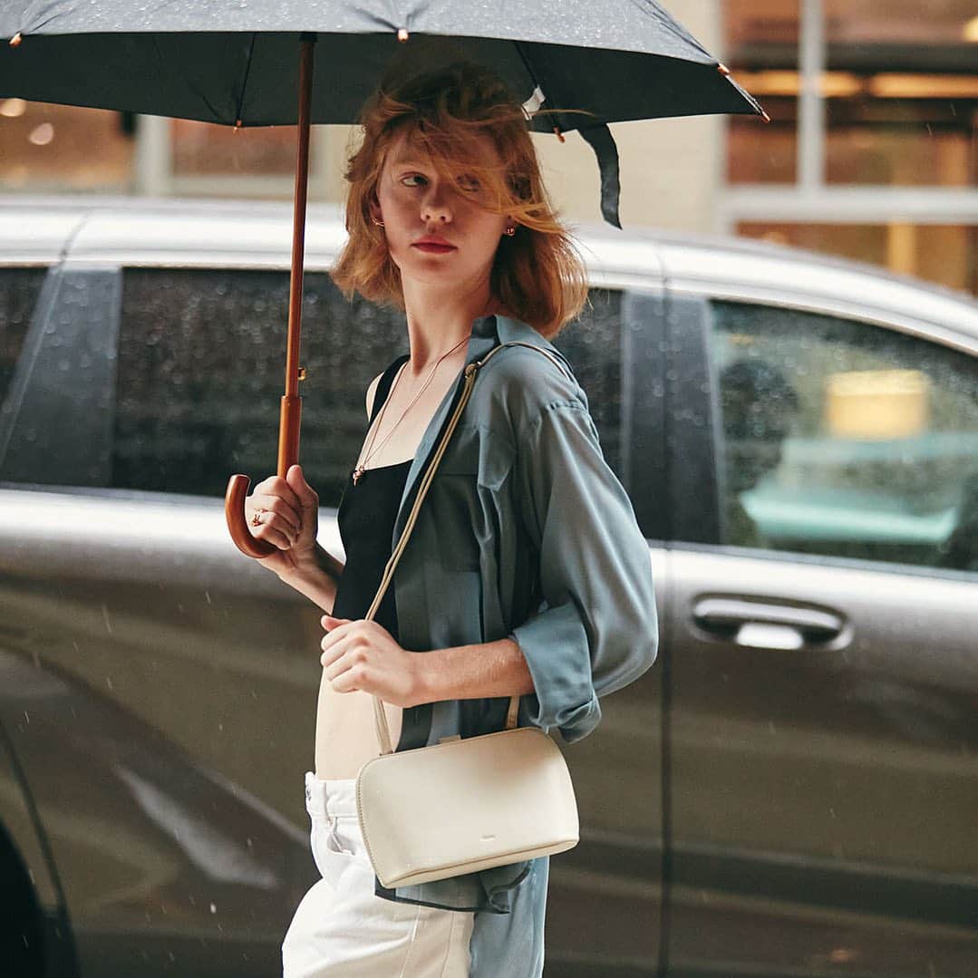 のインスタグラム：「傘が手放せない梅雨の時期には、両手がフリーになるショルダーバッグが便利。Emmaはがま口仕様で開け閉めも楽ちん。ショルダーストラップを短めにして肩掛けしても、クロスボディスタイルでも、コーディネートのポイントになります。  #vasic #ヴァジック #vasicbond  #bag #leatherbag #shoulderbag #pochette #smallbags #occasion  #dressup #rainydays #umbrella  #bagfortheday #vasicjapan #vasicnews #バッグ #レザー #革  #ショルダーバッグ  #ハンドバッグ #ミニバッグ #レザーバッグ #ヴァジックジャパン #雨の日コーデ  #ポシェット」