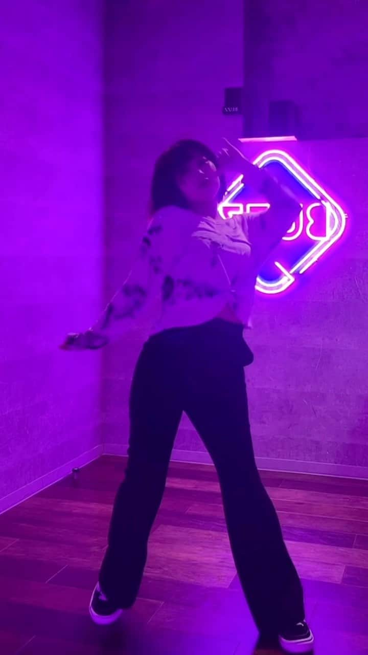 MAJUのインスタグラム：「🎶 IVE / I AM   久しぶりすぎるdance動画👠  全然納得いくダンスができなくて載せるか迷ったけど リクエストしてくれる方が結構いたので..🤍  甘めに見てください🙄  もっとがんばるよ~!!」