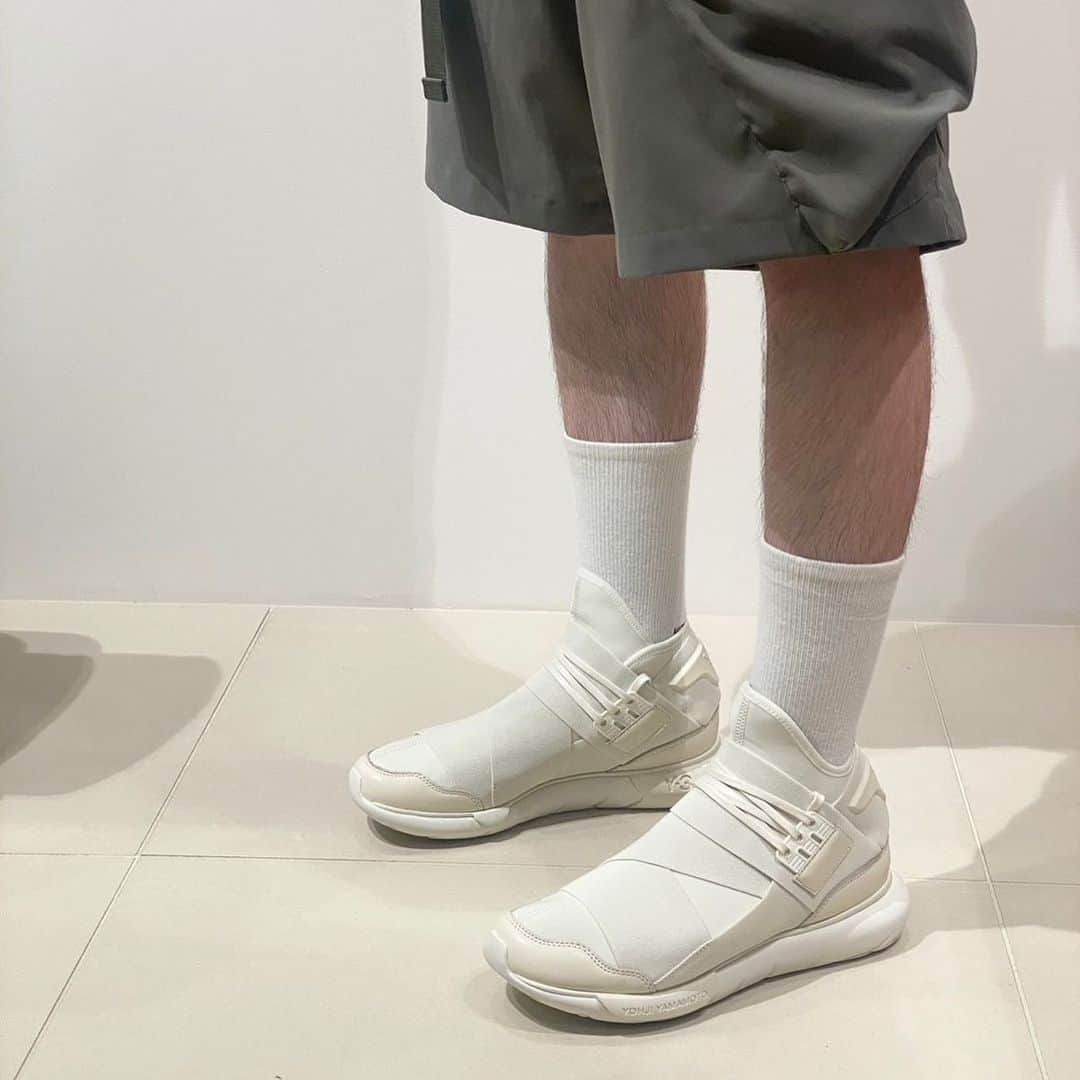 のインスタグラム：「.  Y-3 "QASA"  In Stores Now.  @adidasy3  #y3 #ワイスリー」