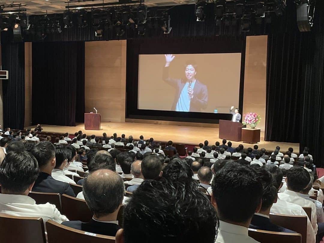 のインスタグラム：「本日、7/6(木) 有楽町朝日ホールにて開催された 『JAIFAソニー東京2023夏季研修会』に #水谷隼 が登壇し、  「〜オリンピック金メダリストの信(まこと)〜」と題し、 講演させていただきました。  会場には、約600名の方々がご来場されたそうです！ 皆様ご清聴ありがとうございました✨  また、今回物販コーナーにて 著書「打ち返す力」も販売！ 講演終了後には、 たくさんの方々にご購入いただきました📕  講演・トークショーに関するお問い合わせはこちら⬇️ info@hlbsports.jp   #講演 #研修会 #卓球 #水谷隼 #ソニー生命 #JAIFA」