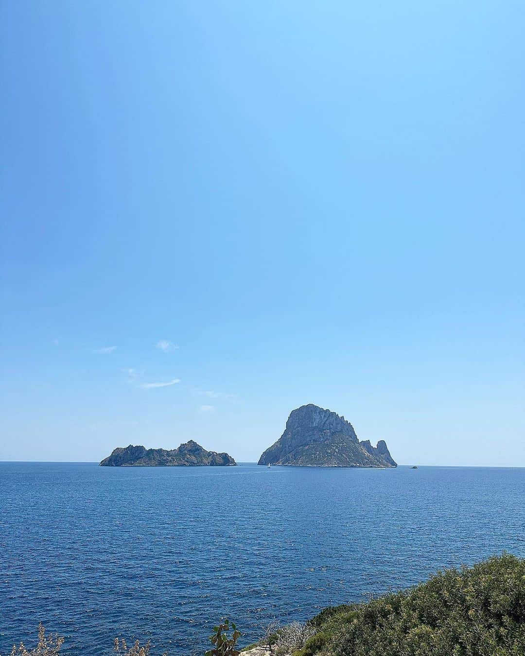 ririのインスタグラム：「#esvedra 🏝  パワースポットに行きました😆✌️ ここはバミューダ海峡💫のような マグネティック・フィールド🔋なんだそうです(*´ー｀*)❗️❗️❗️  パワースポットとして有名で島の周りは波が渦を巻いていて🌀 ミステリアスな空間が漂っているんだって🥹🥹🥹💓  近くのレストランで ご飯食べたんだけど 帰りにはギラギラパワーみなぎってた😂😂🤣(｀・∀・´)🔥  最高の場所でした🚪🌈  #love #ibiza」
